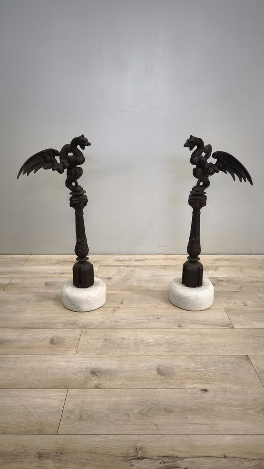 81658 Coppia di colonne in ghisa con base in marmo decorate con drago
