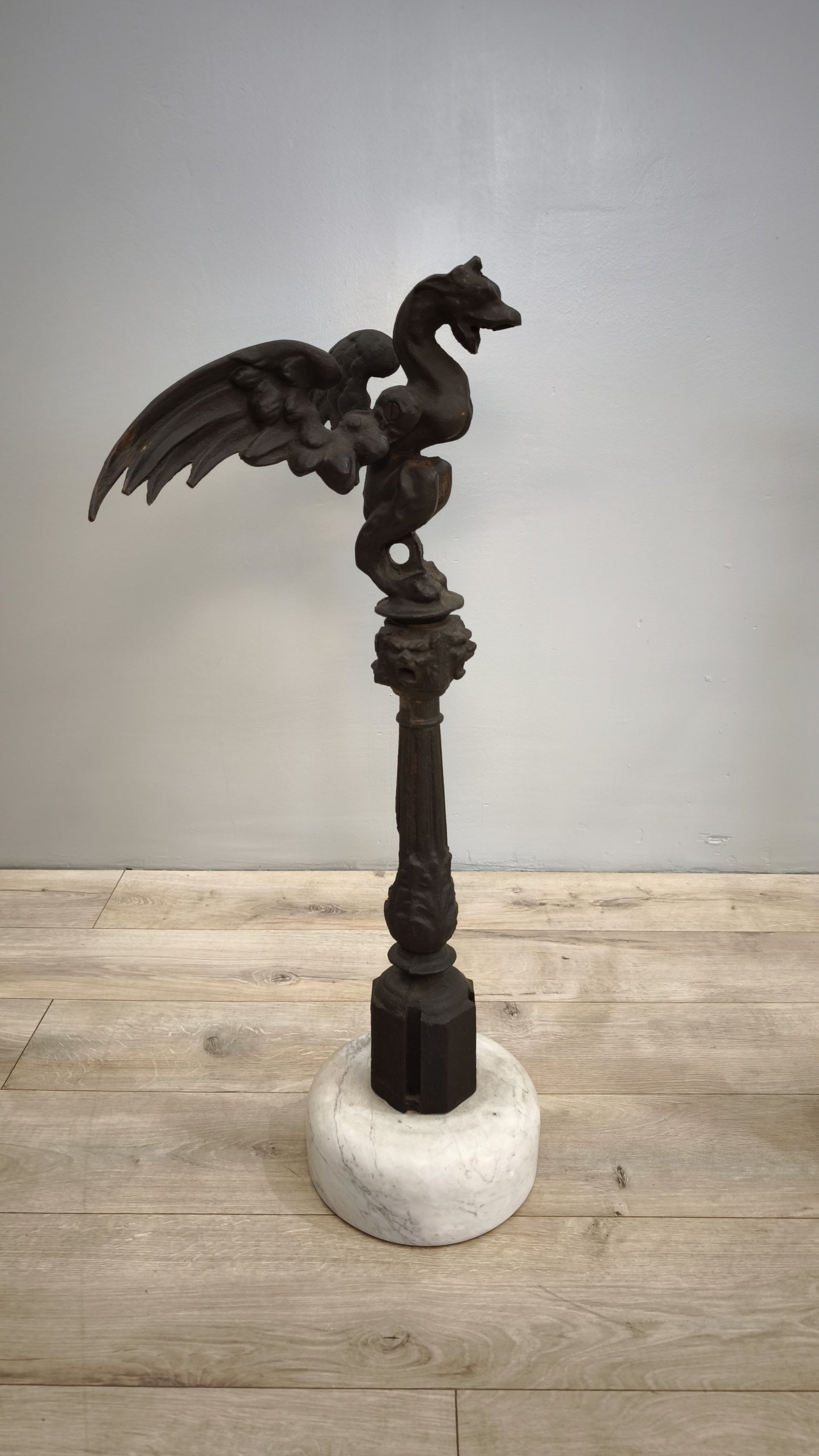 81658 Coppia di colonne in ghisa con base in marmo decorate con drago