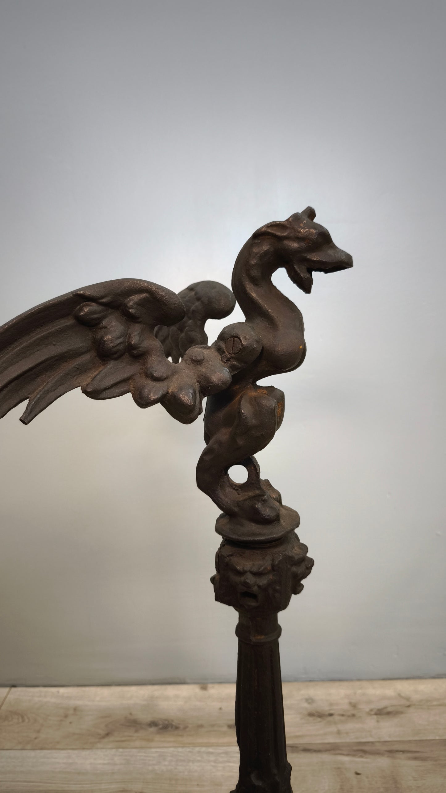 81658 Coppia di colonne in ghisa con base in marmo decorate con drago