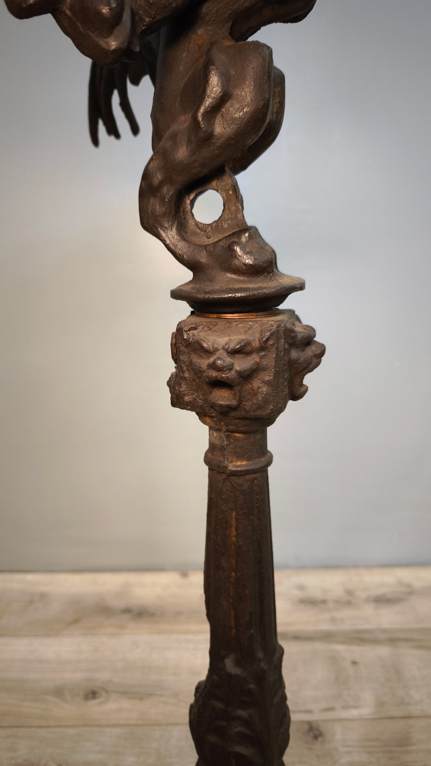 81658 Coppia di colonne in ghisa con base in marmo decorate con drago