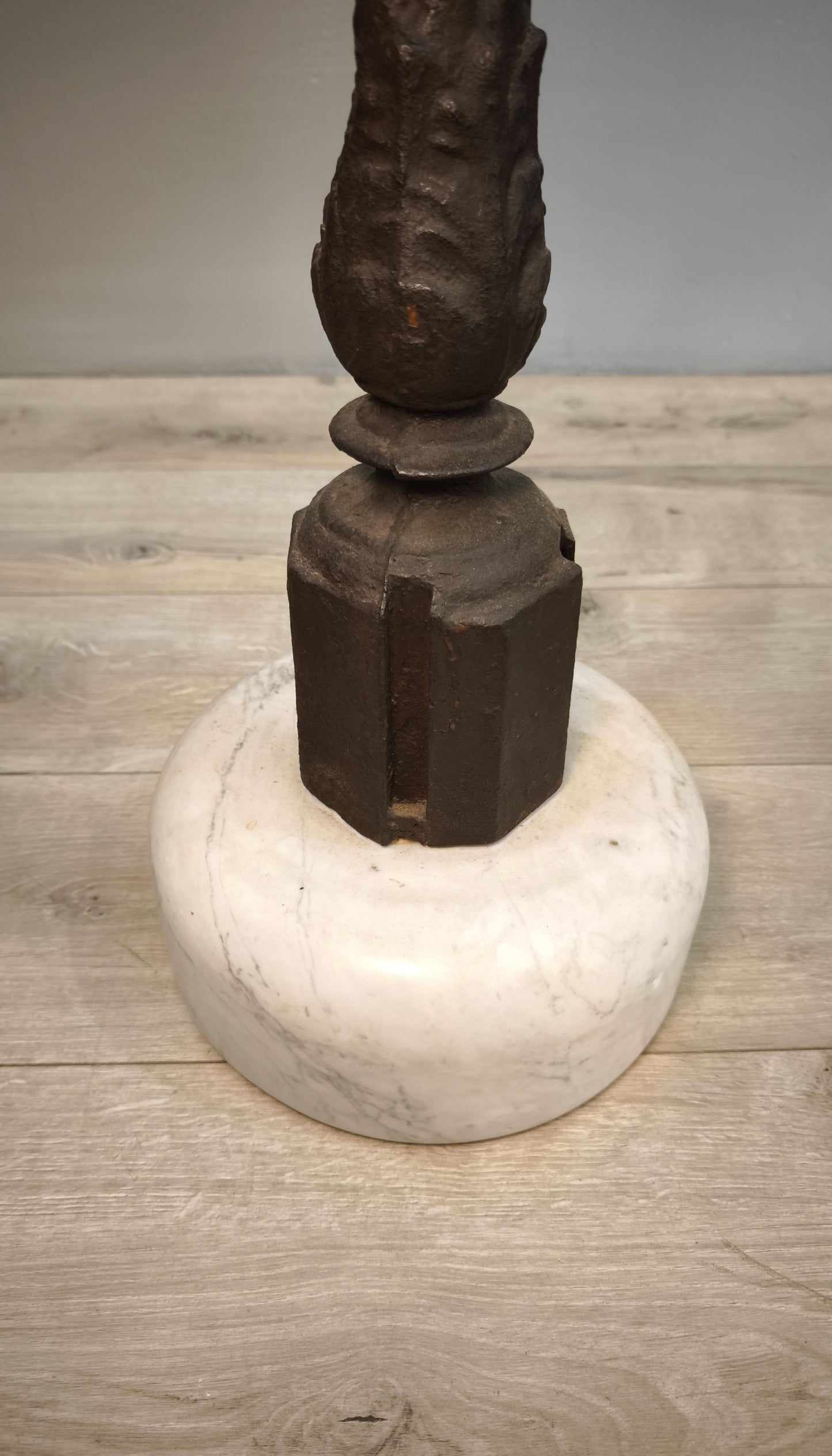 81658 Coppia di colonne in ghisa con base in marmo decorate con drago