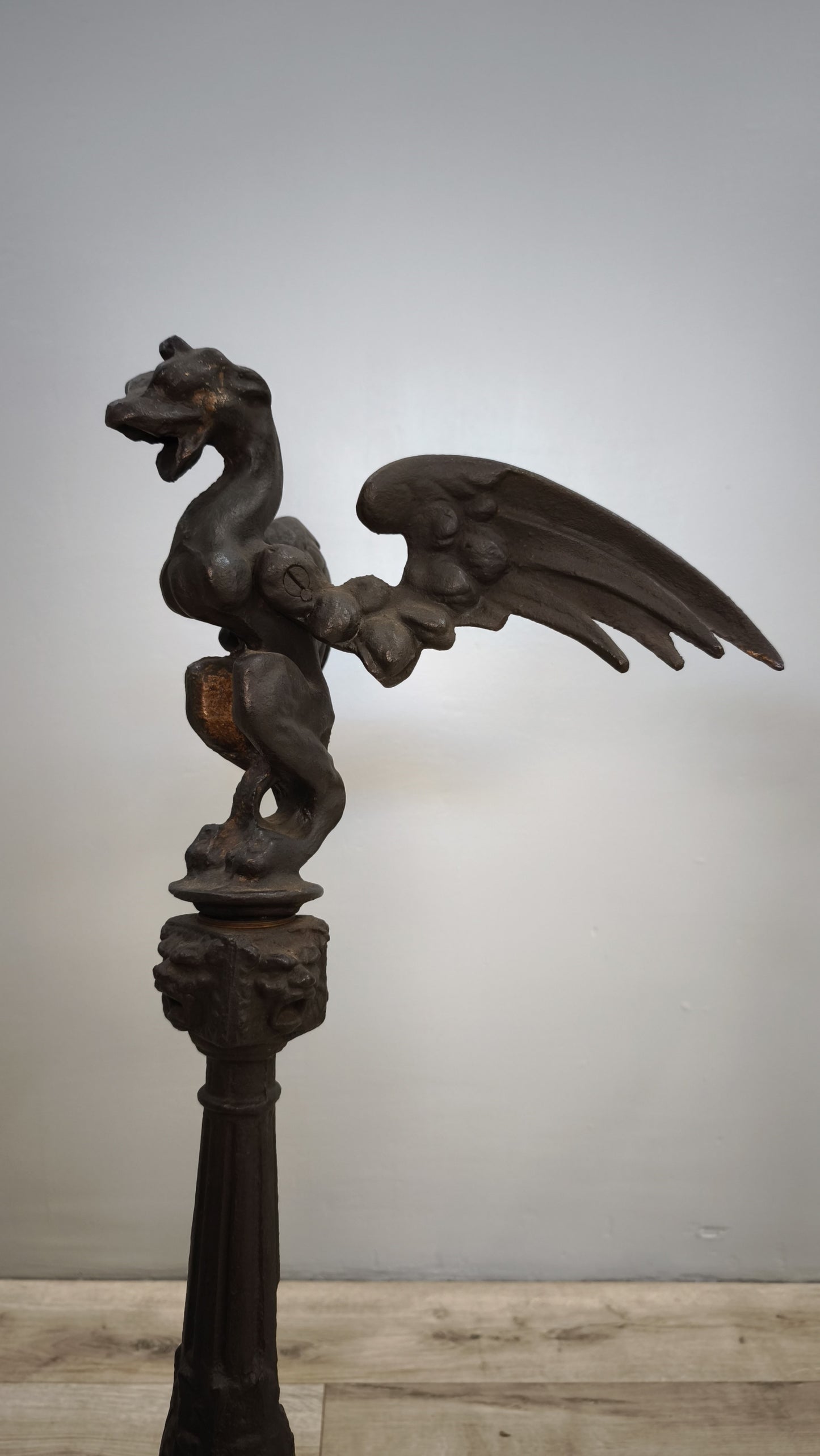 81658 Coppia di colonne in ghisa con base in marmo decorate con drago