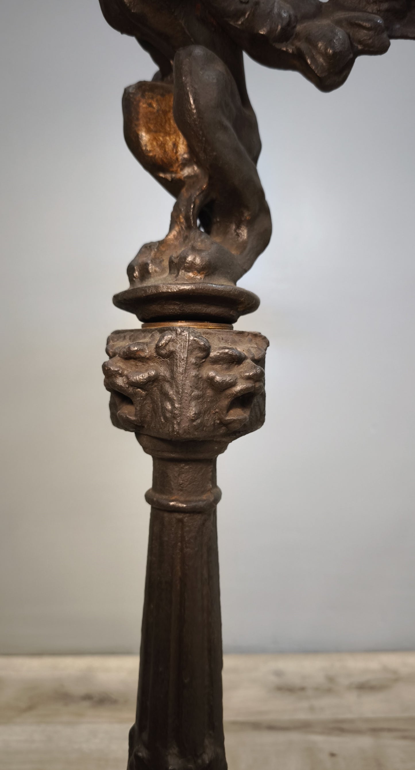 81658 Coppia di colonne in ghisa con base in marmo decorate con drago