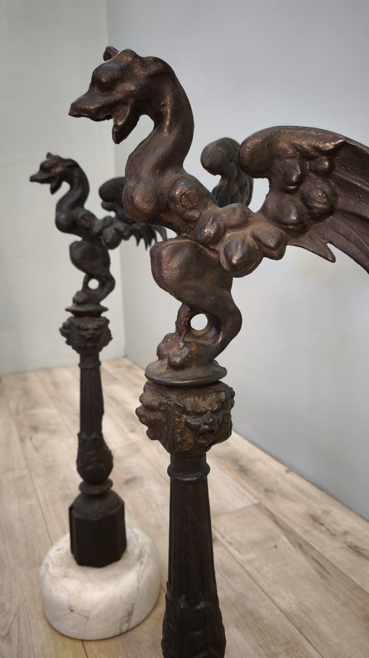 81658 Coppia di colonne in ghisa con base in marmo decorate con drago