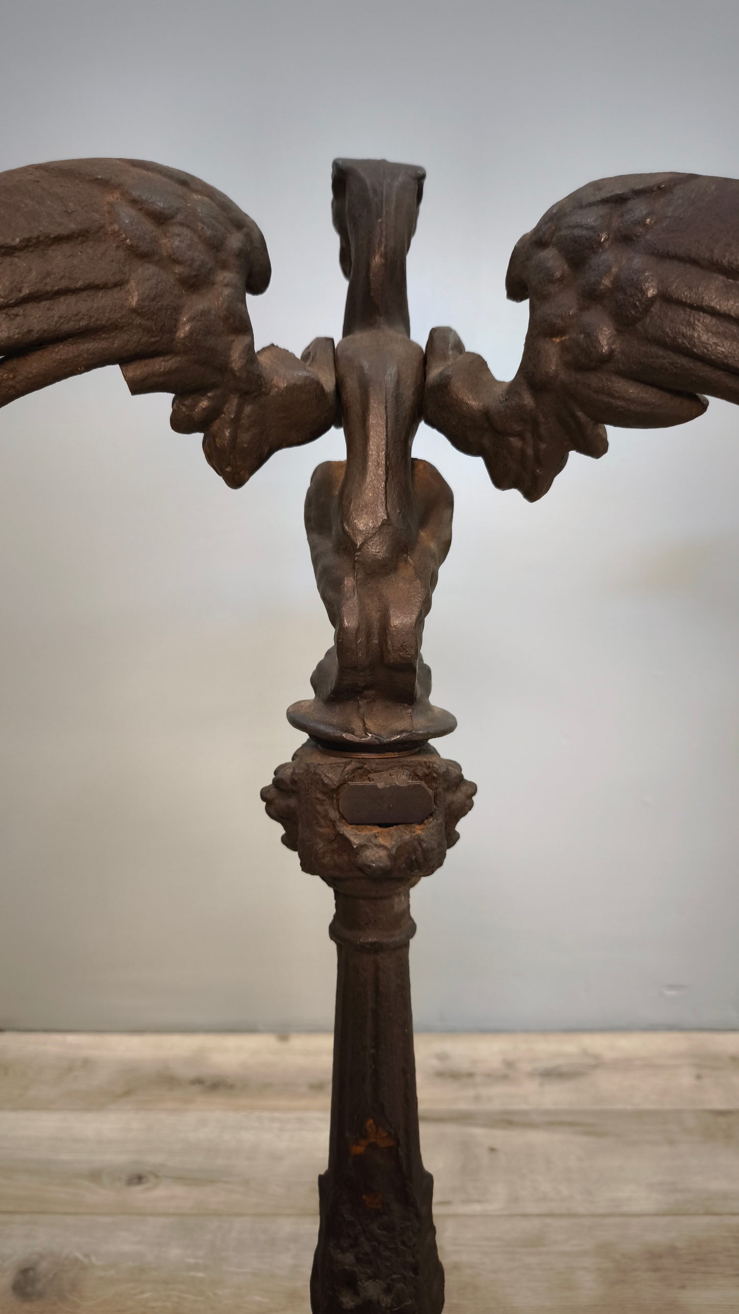 81658 Coppia di colonne in ghisa con base in marmo decorate con drago