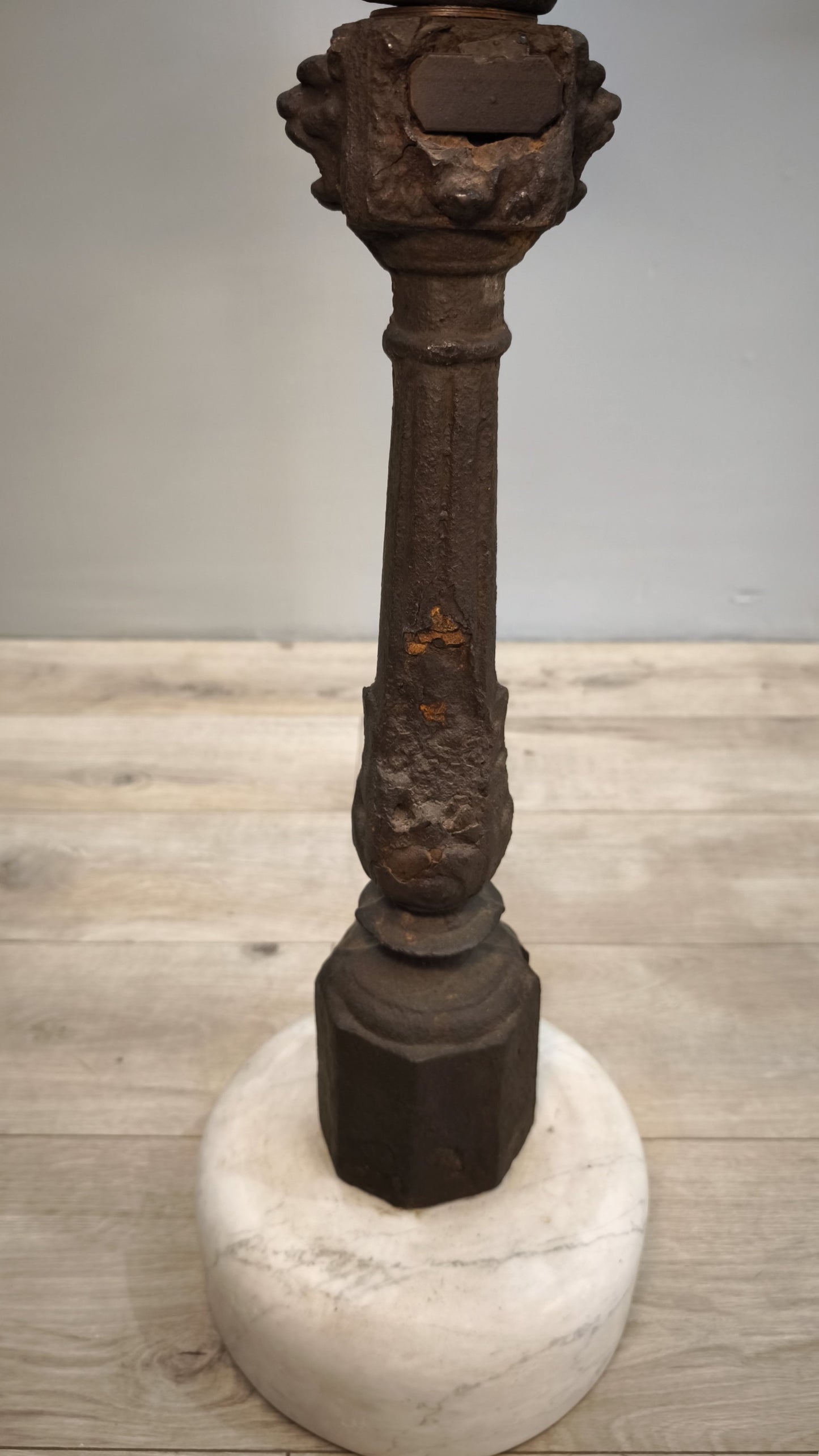 81658 Coppia di colonne in ghisa con base in marmo decorate con drago