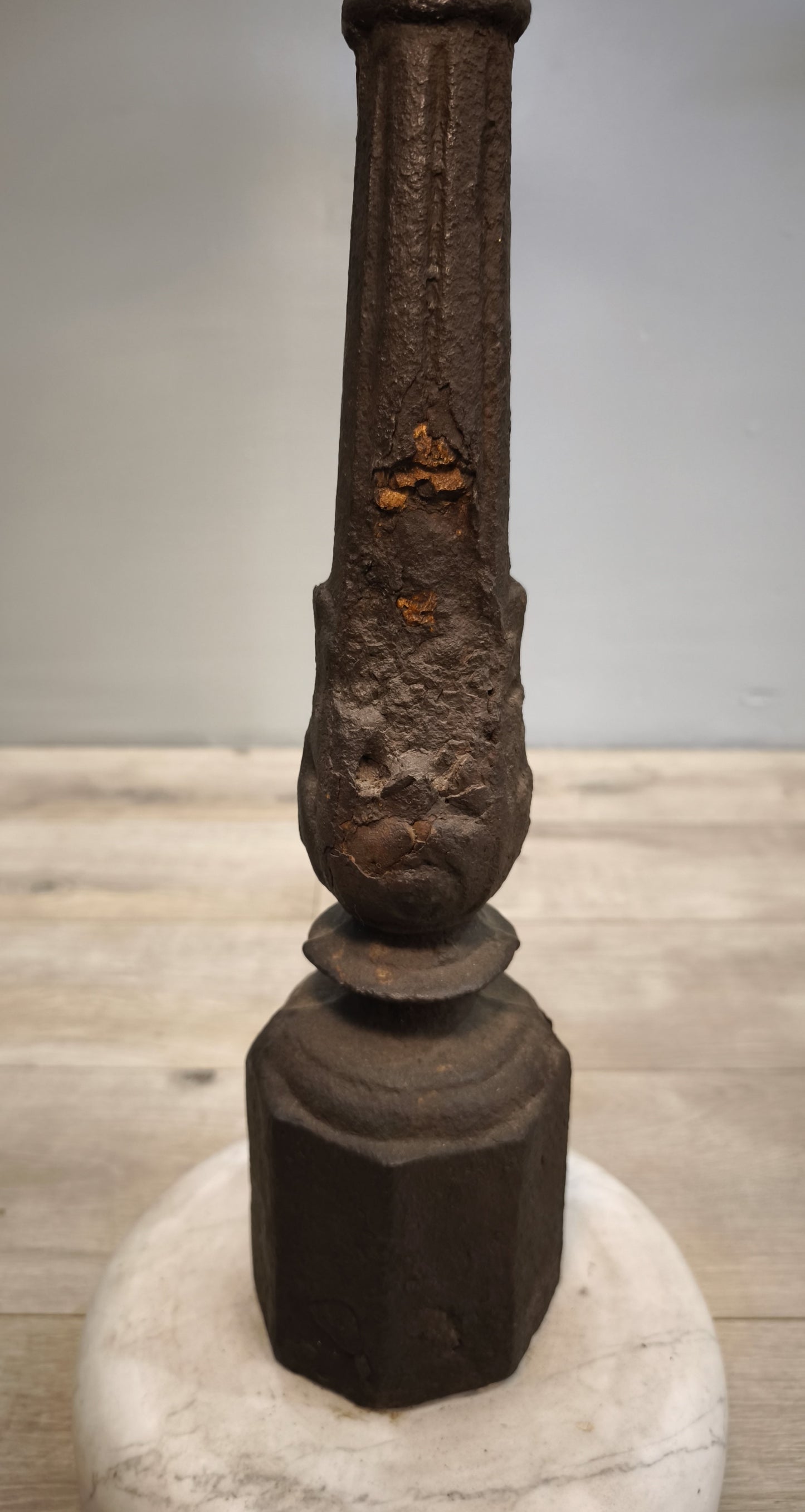 81658 Coppia di colonne in ghisa con base in marmo decorate con drago