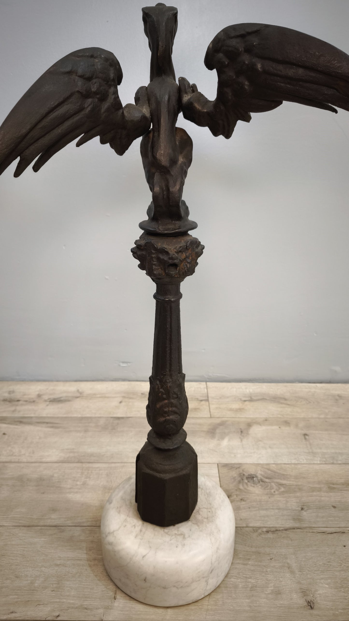 81658 Coppia di colonne in ghisa con base in marmo decorate con drago