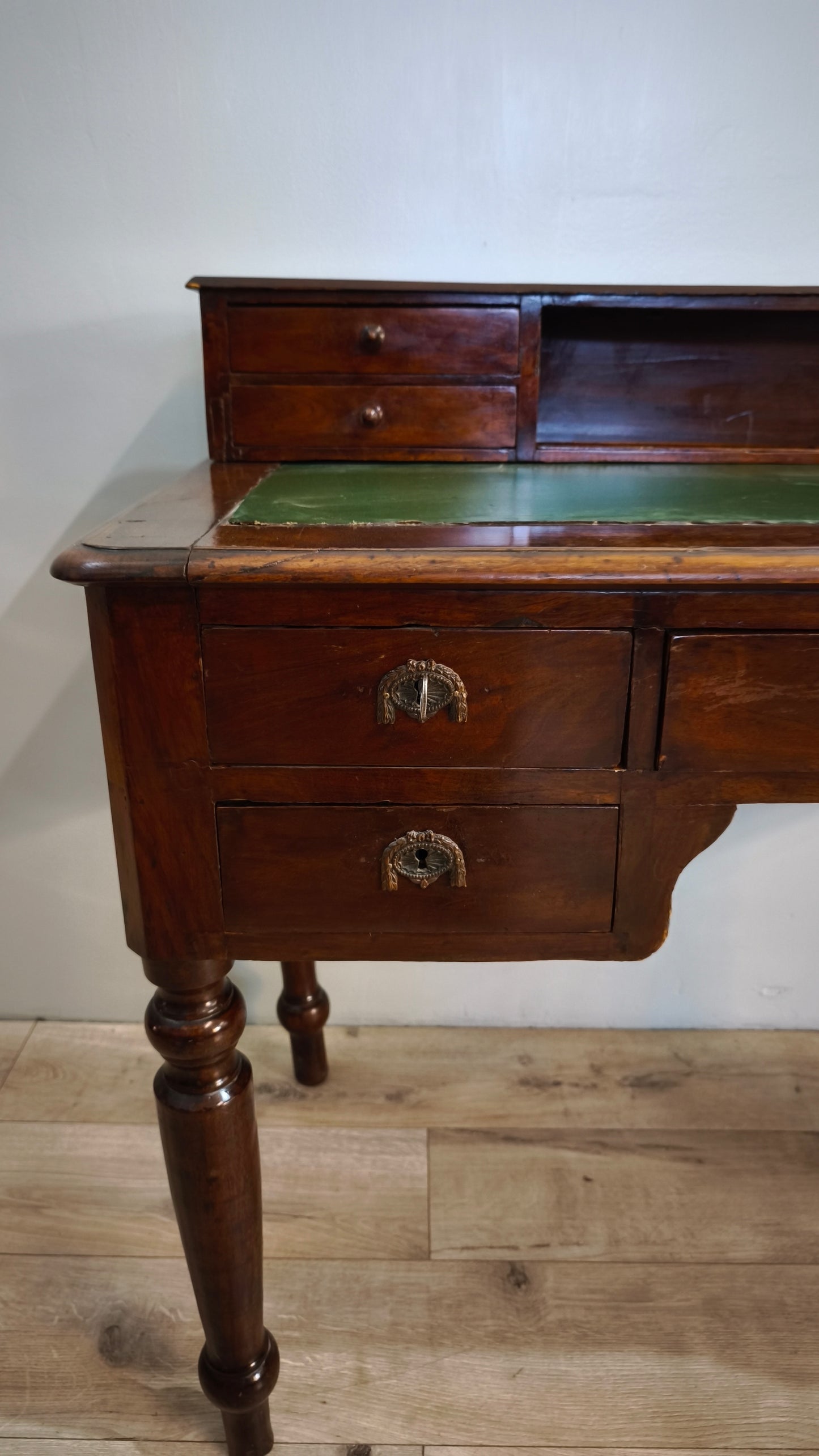 81667 Scrittoio in legno con cassetti e piano verde