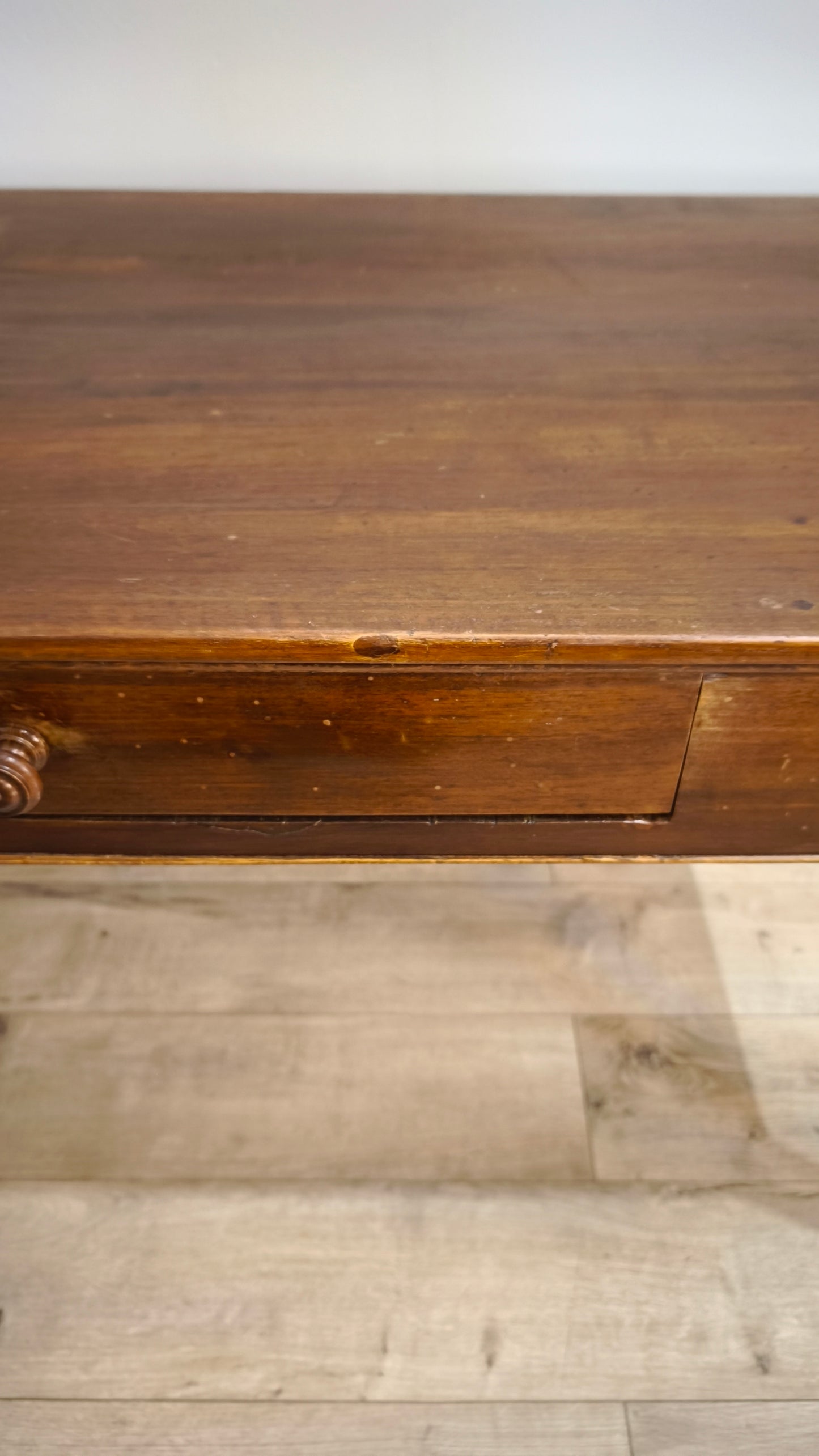 81679 Tavolo in legno massello con un cassetto