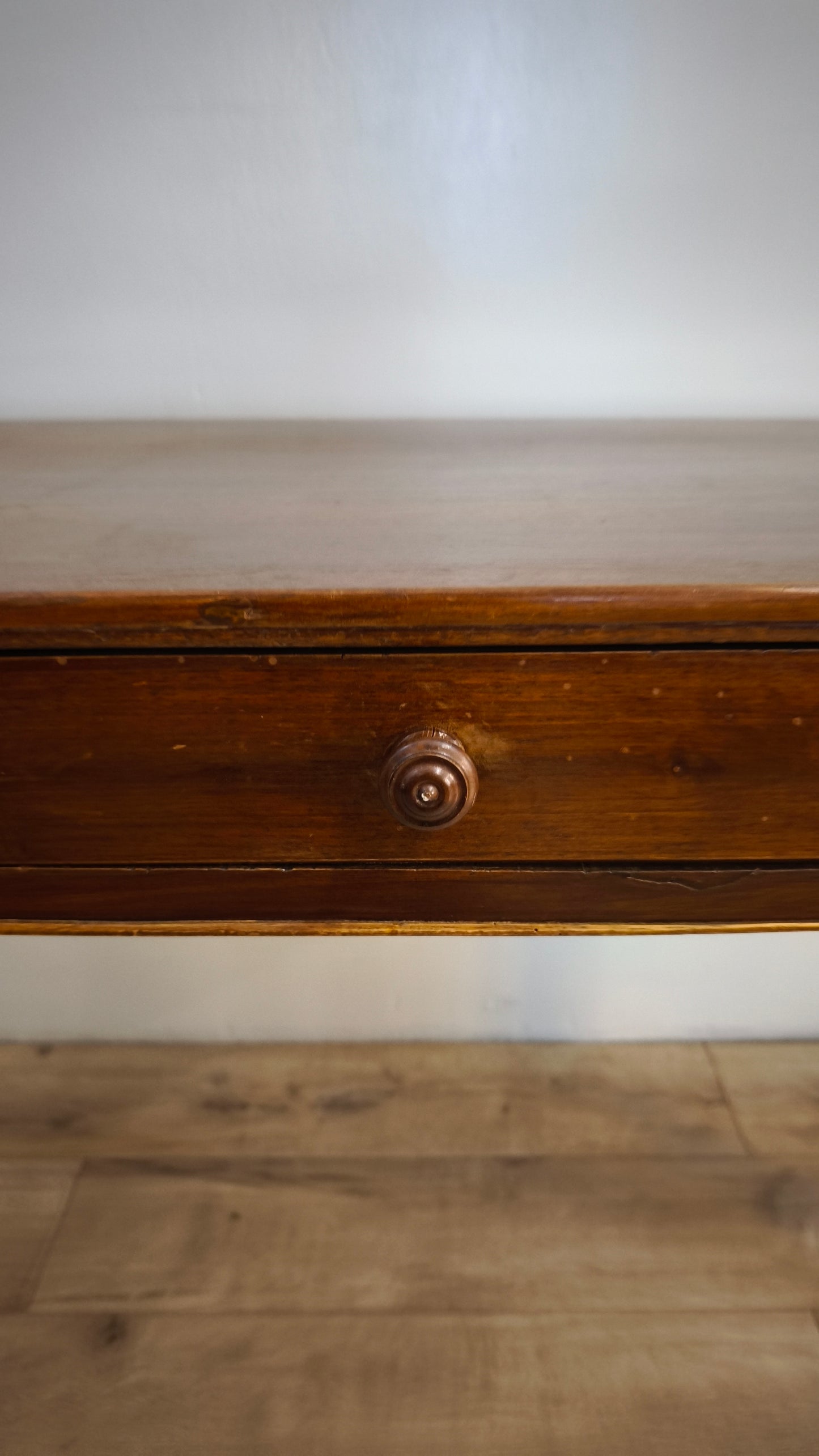 81679 Tavolo in legno massello con un cassetto