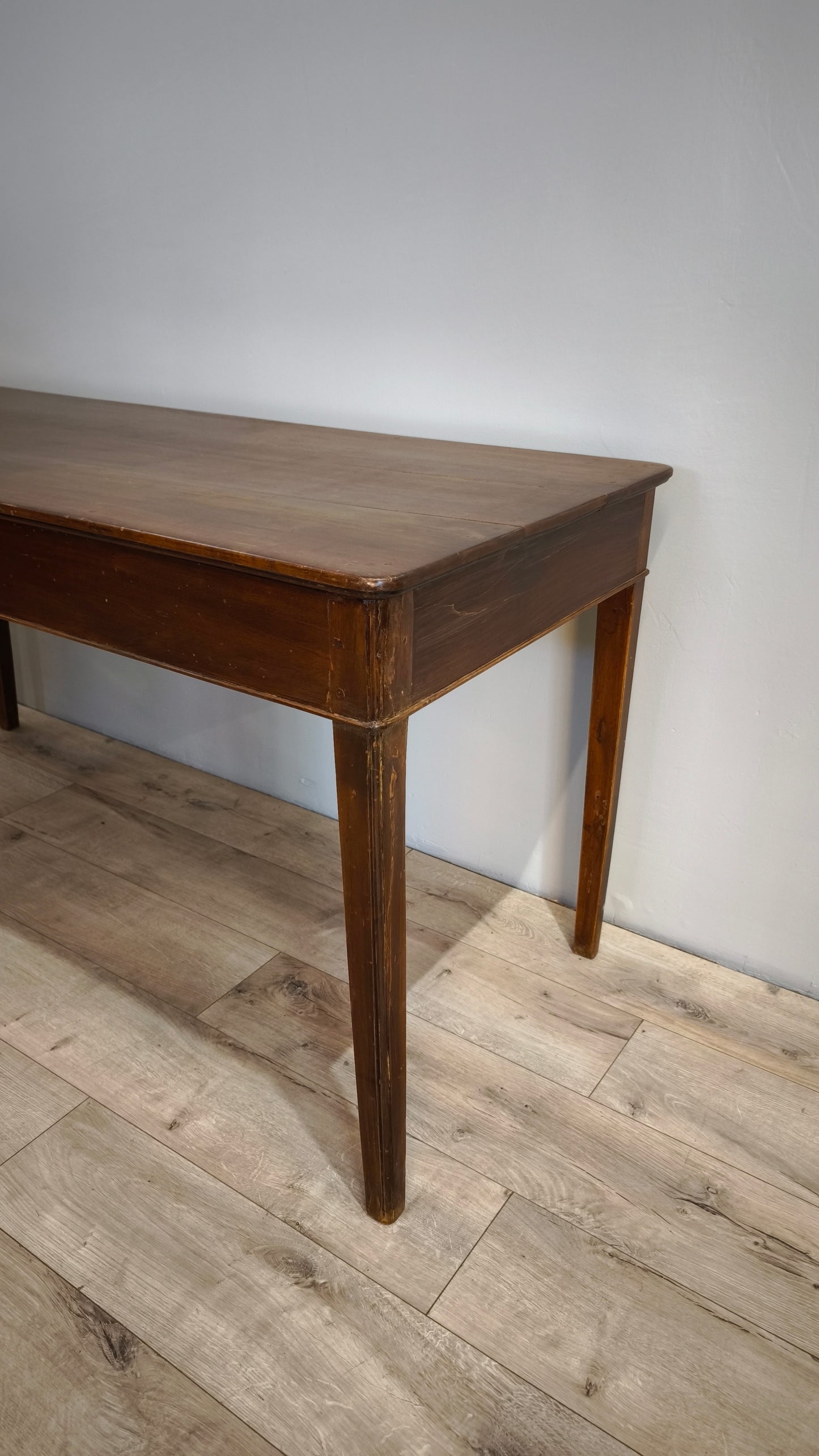 81679 Tavolo in legno massello con un cassetto
