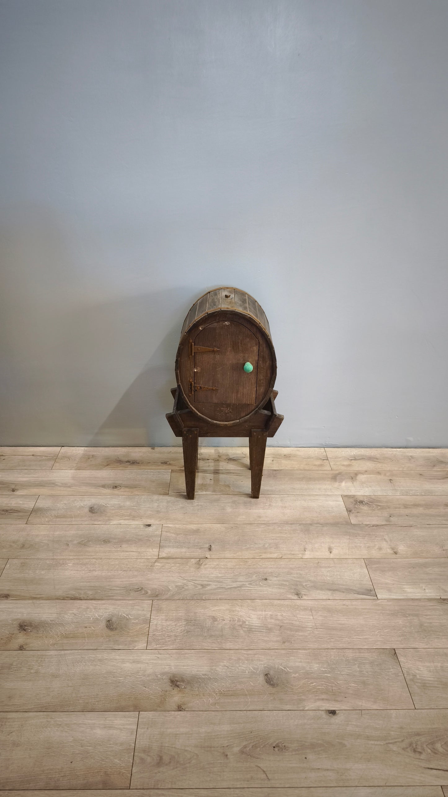 81681 Piccola botte in legno con supporto e sportello frontale