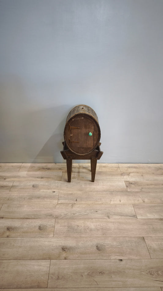 81681 Piccola botte in legno con supporto e sportello frontale