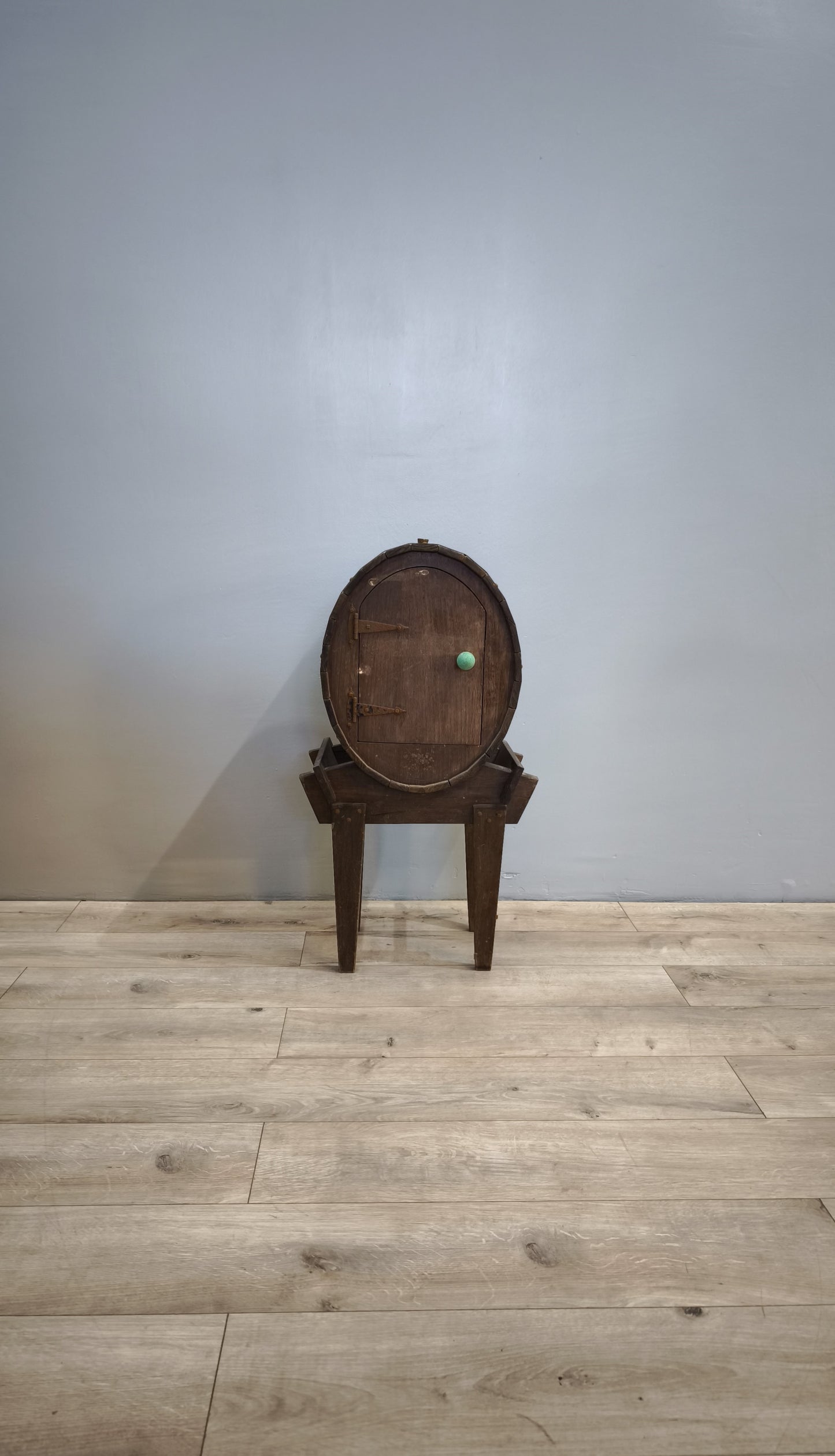 81681 Piccola botte in legno con supporto e sportello frontale