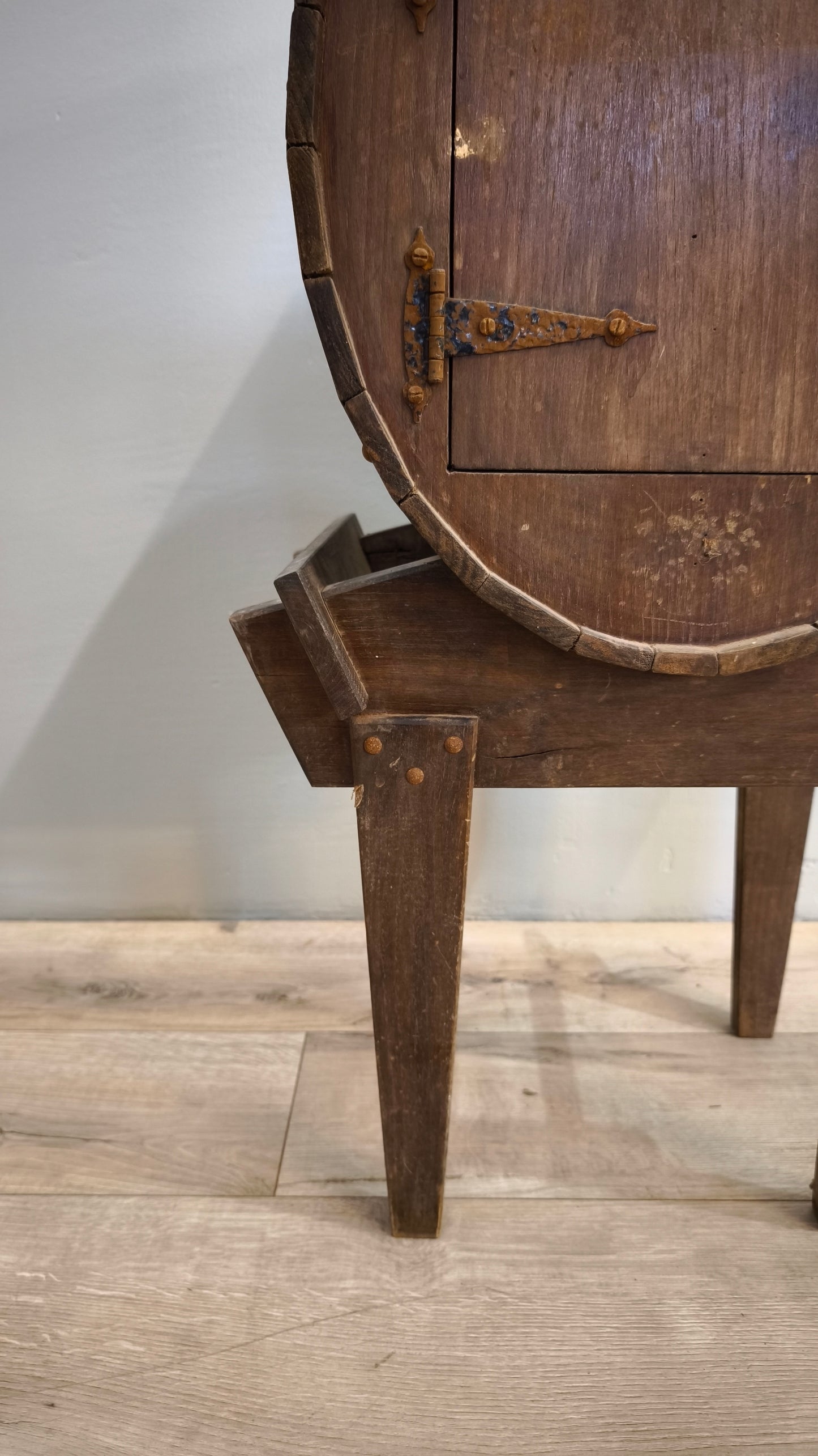 81681 Piccola botte in legno con supporto e sportello frontale