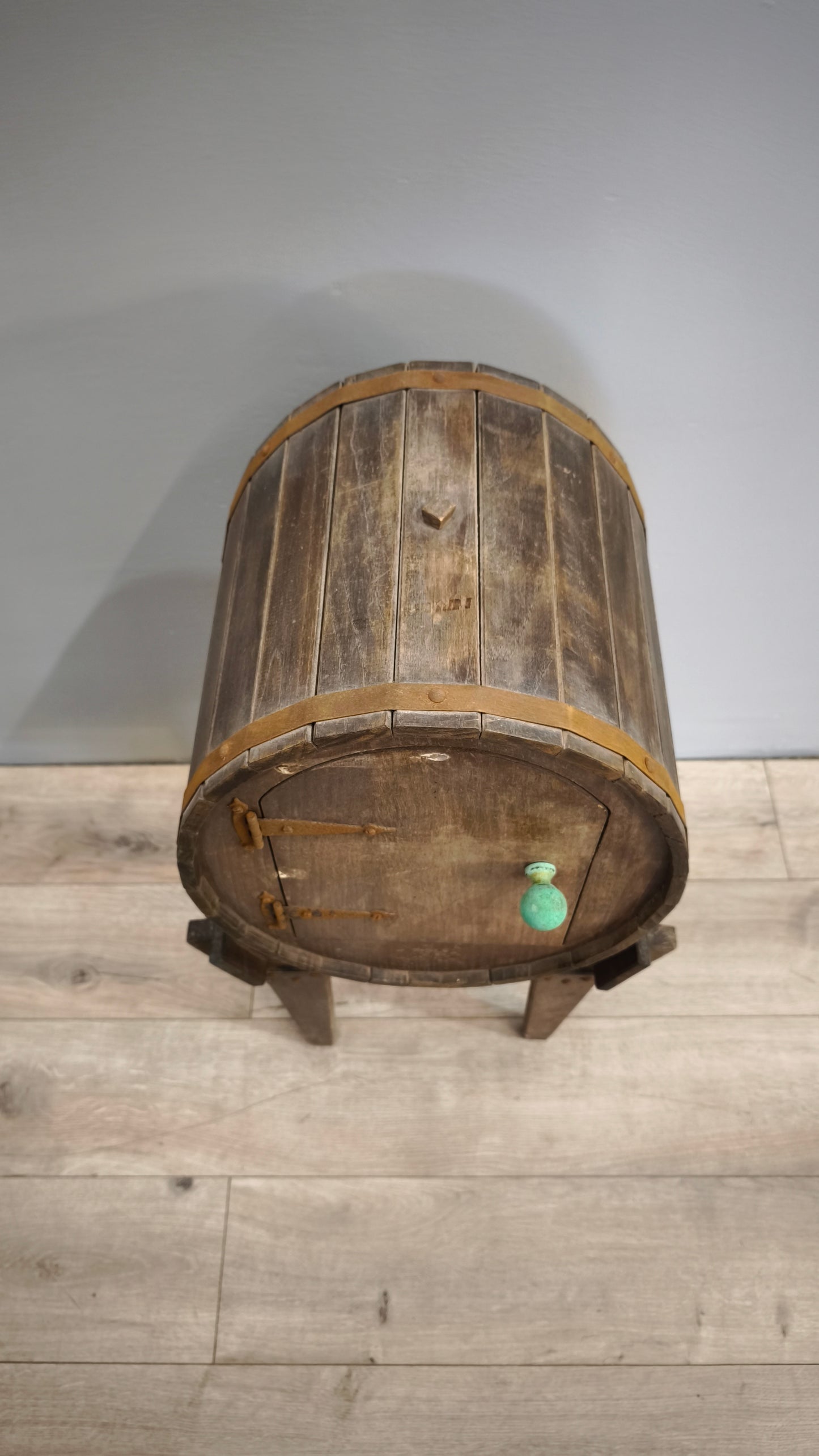 81681 Piccola botte in legno con supporto e sportello frontale