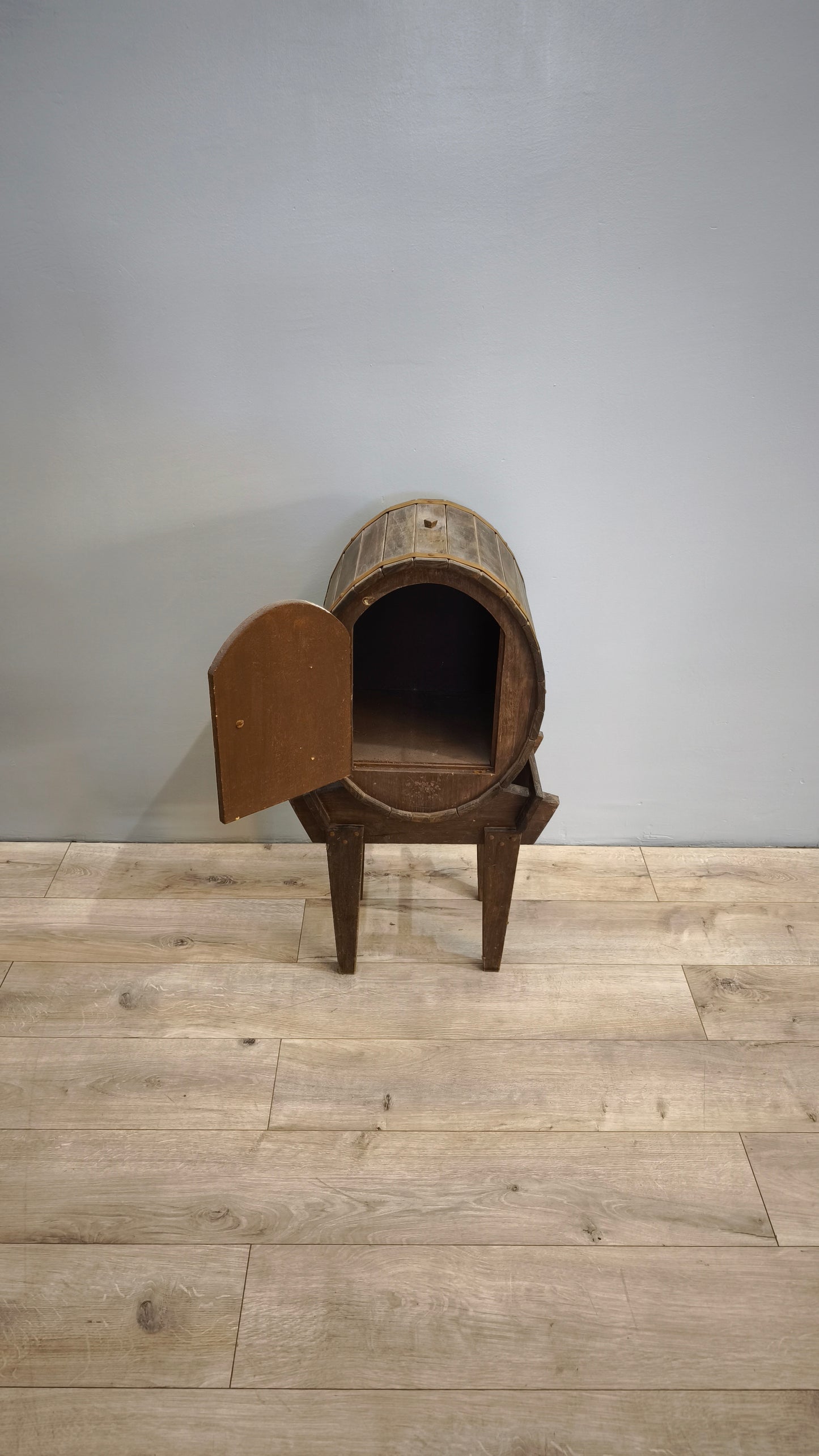 81681 Piccola botte in legno con supporto e sportello frontale