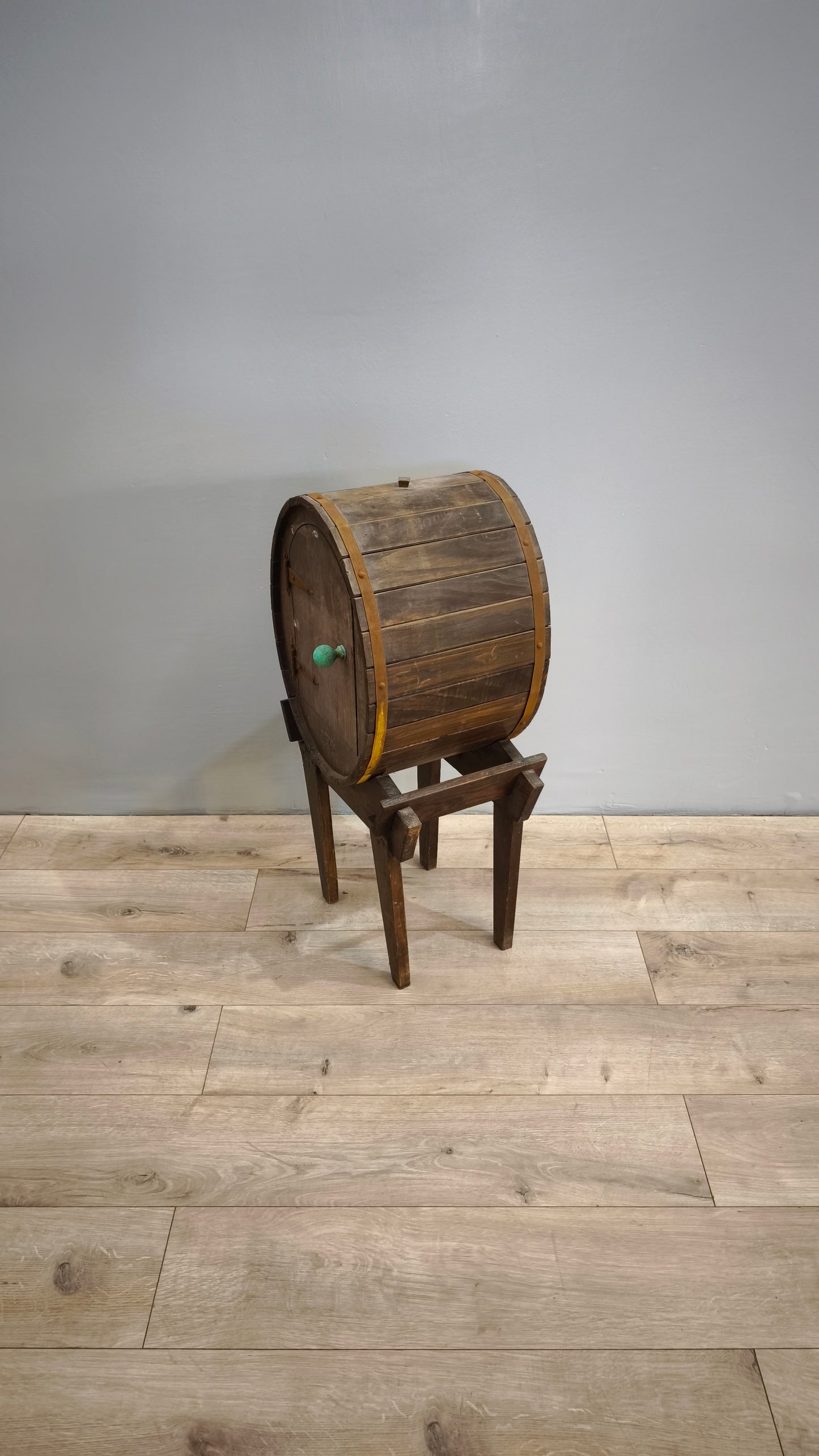 81681 Piccola botte in legno con supporto e sportello frontale