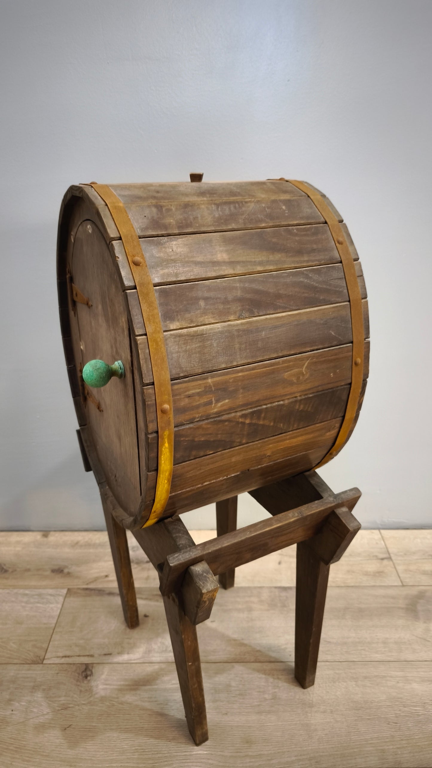 81681 Piccola botte in legno con supporto e sportello frontale