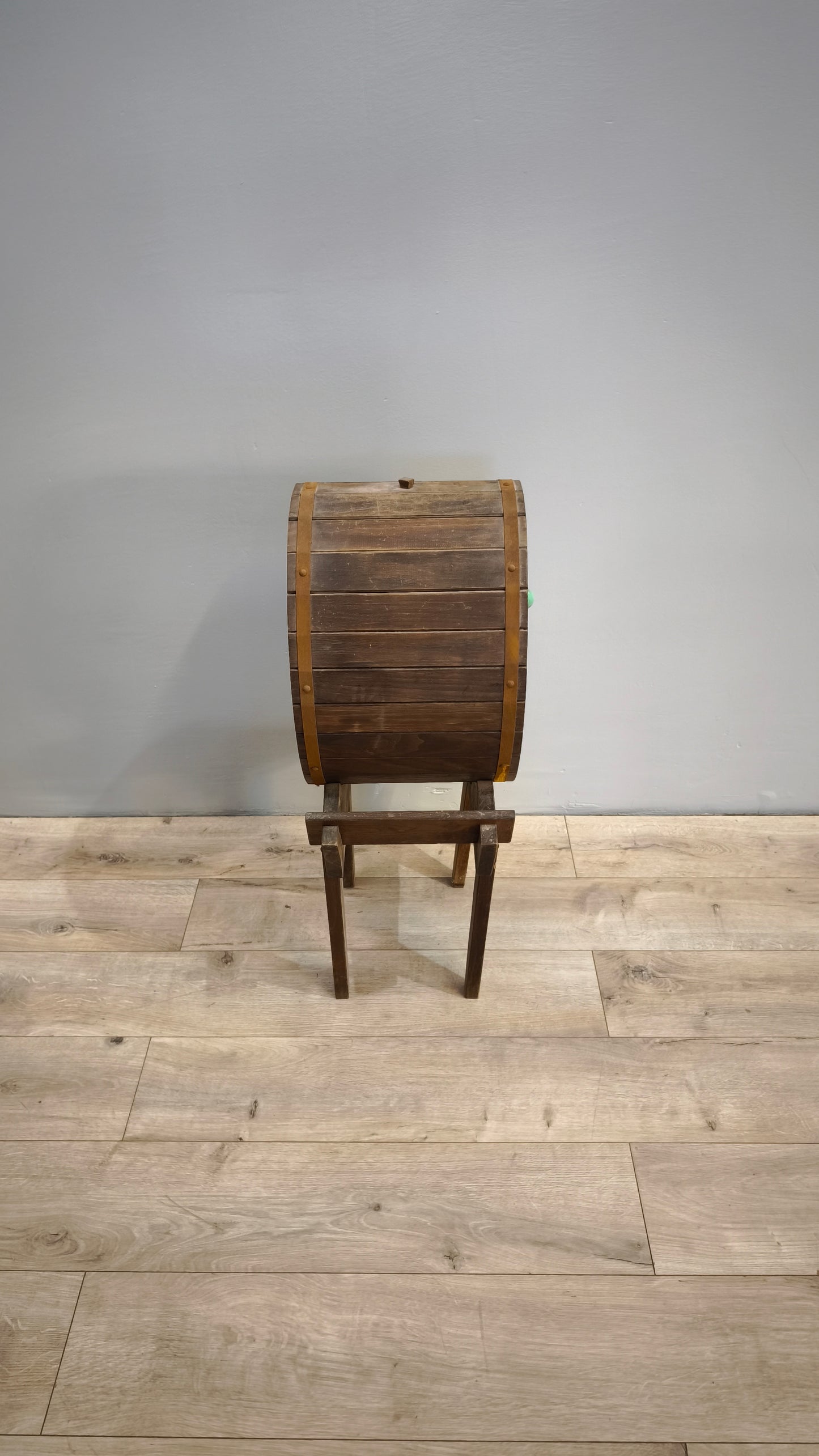 81681 Piccola botte in legno con supporto e sportello frontale