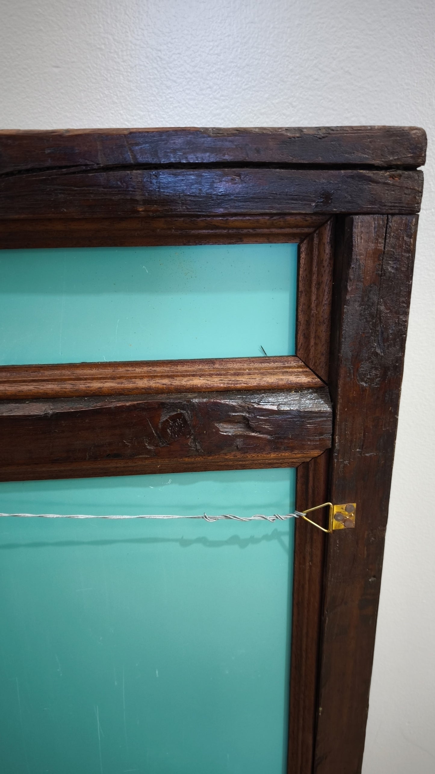 81735 Specchio con cornice e copertura in legno etnico intagliato