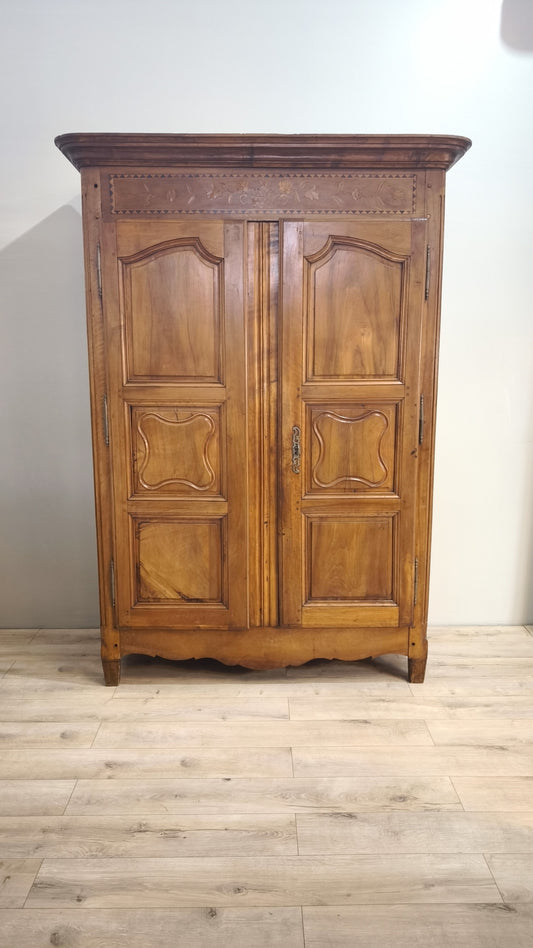 81812 Armadio due ante in legno massello lavorato