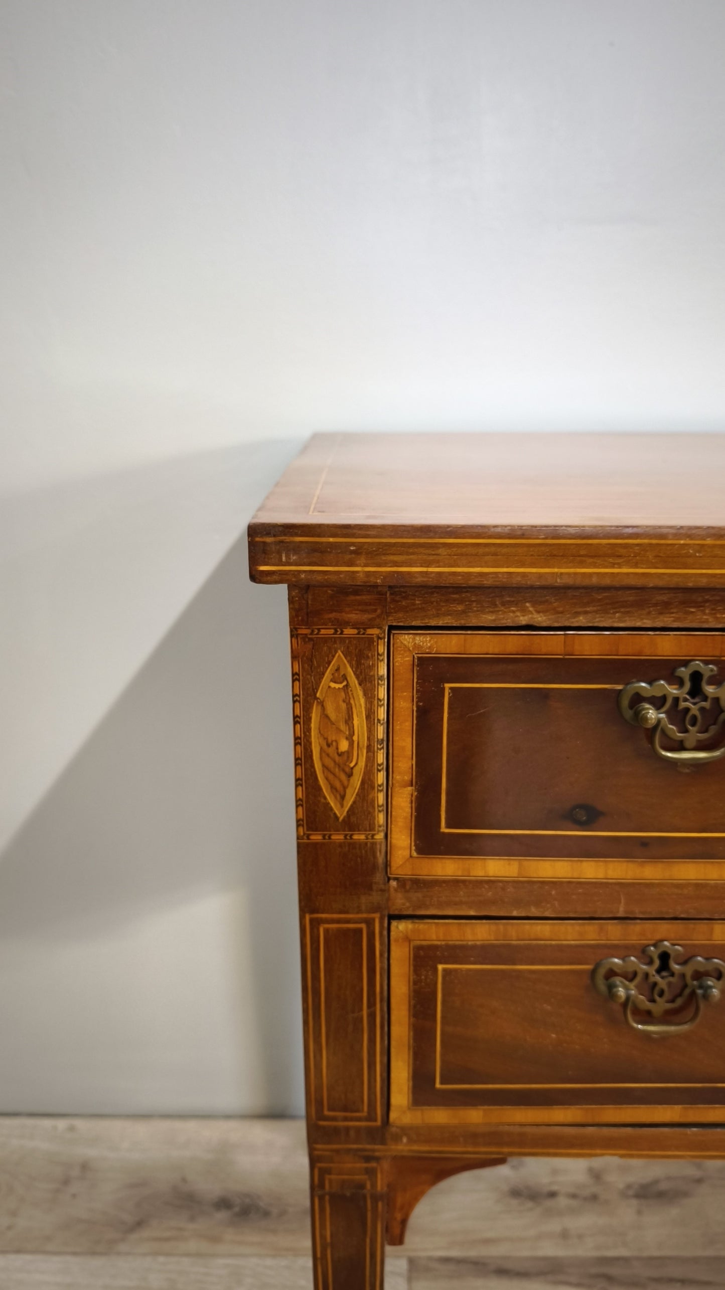 81814 Scrittoio in legno con intarsi