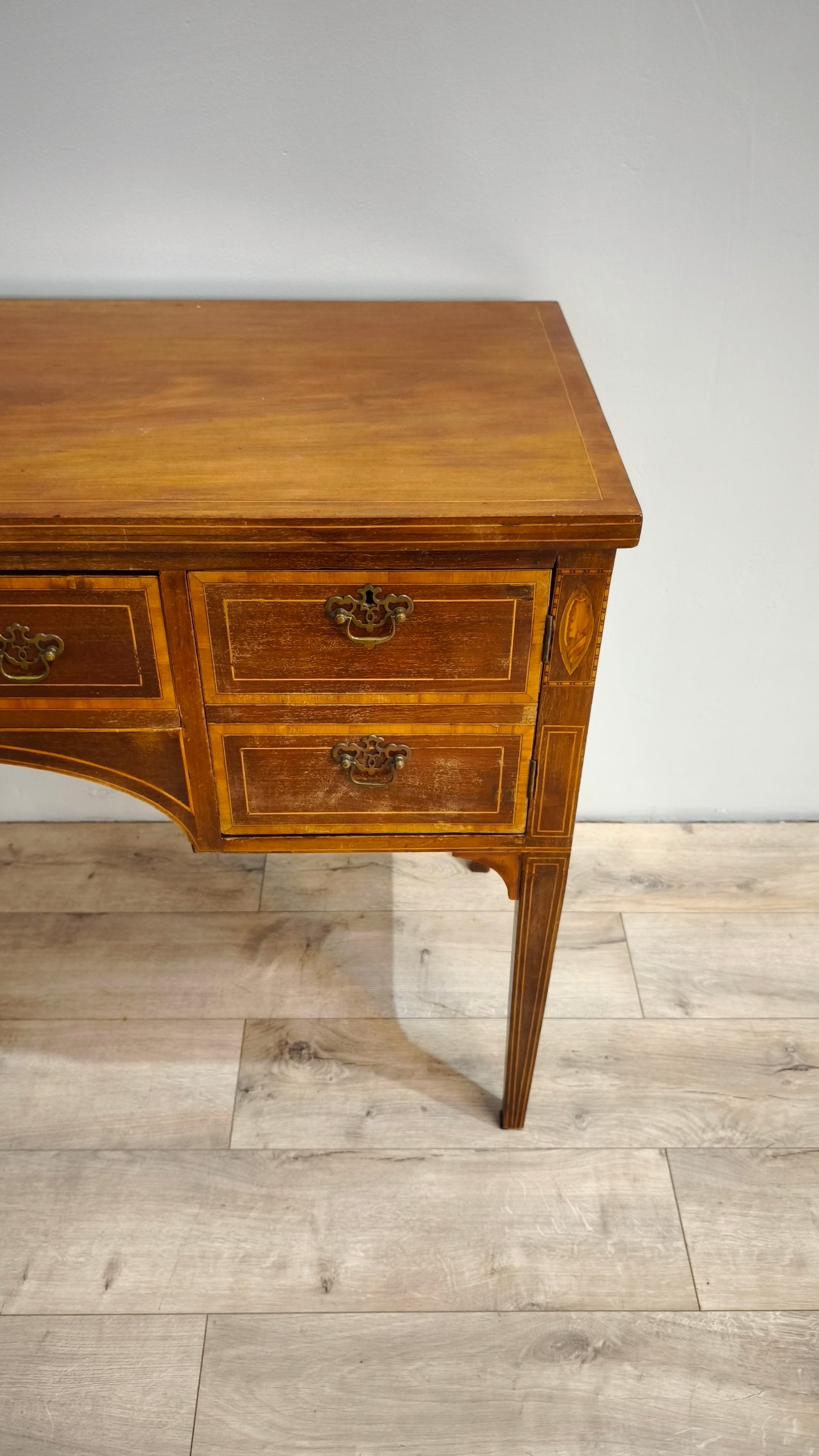 81814 Scrittoio in legno con intarsi