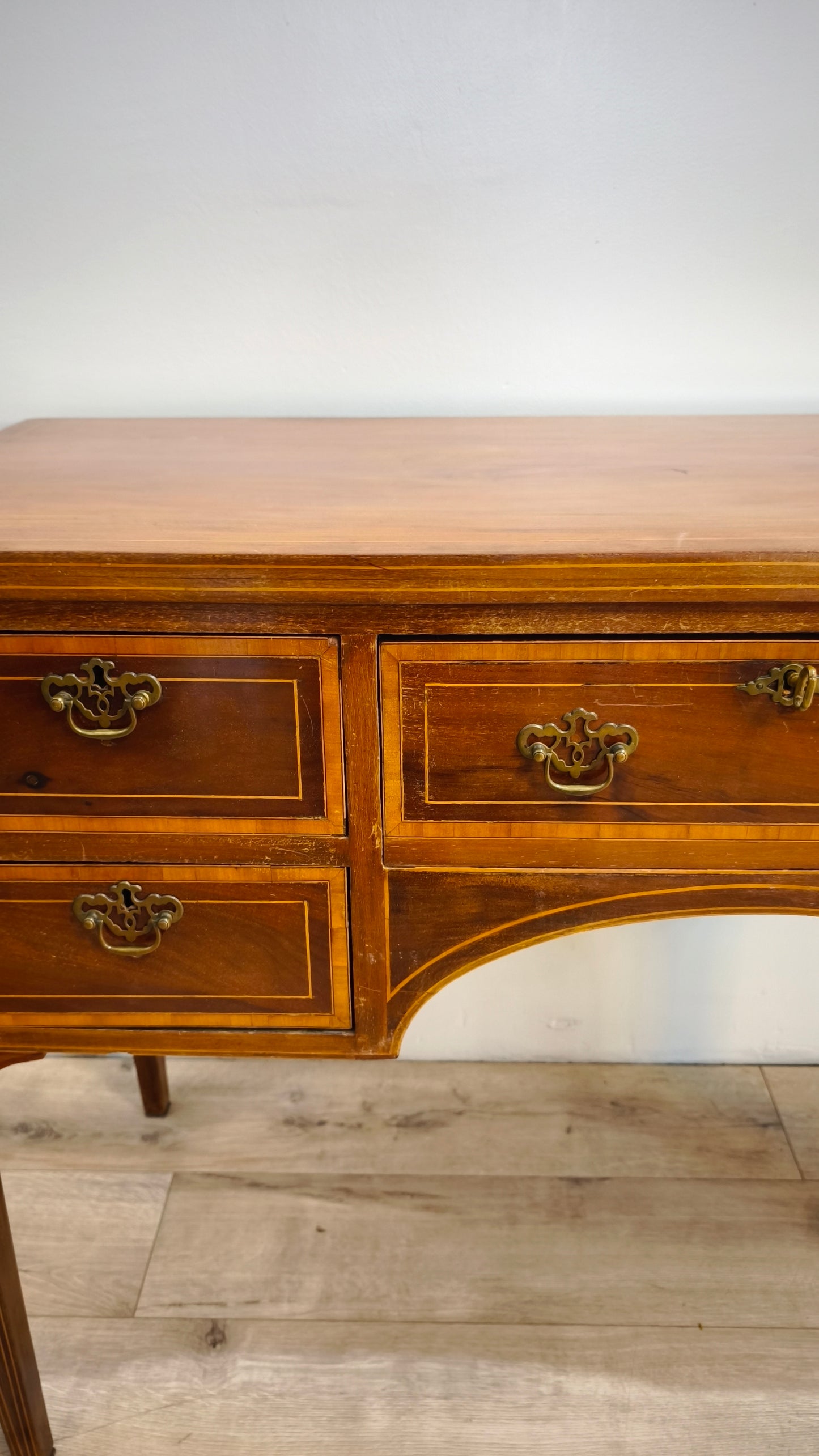 81814 Scrittoio in legno con intarsi