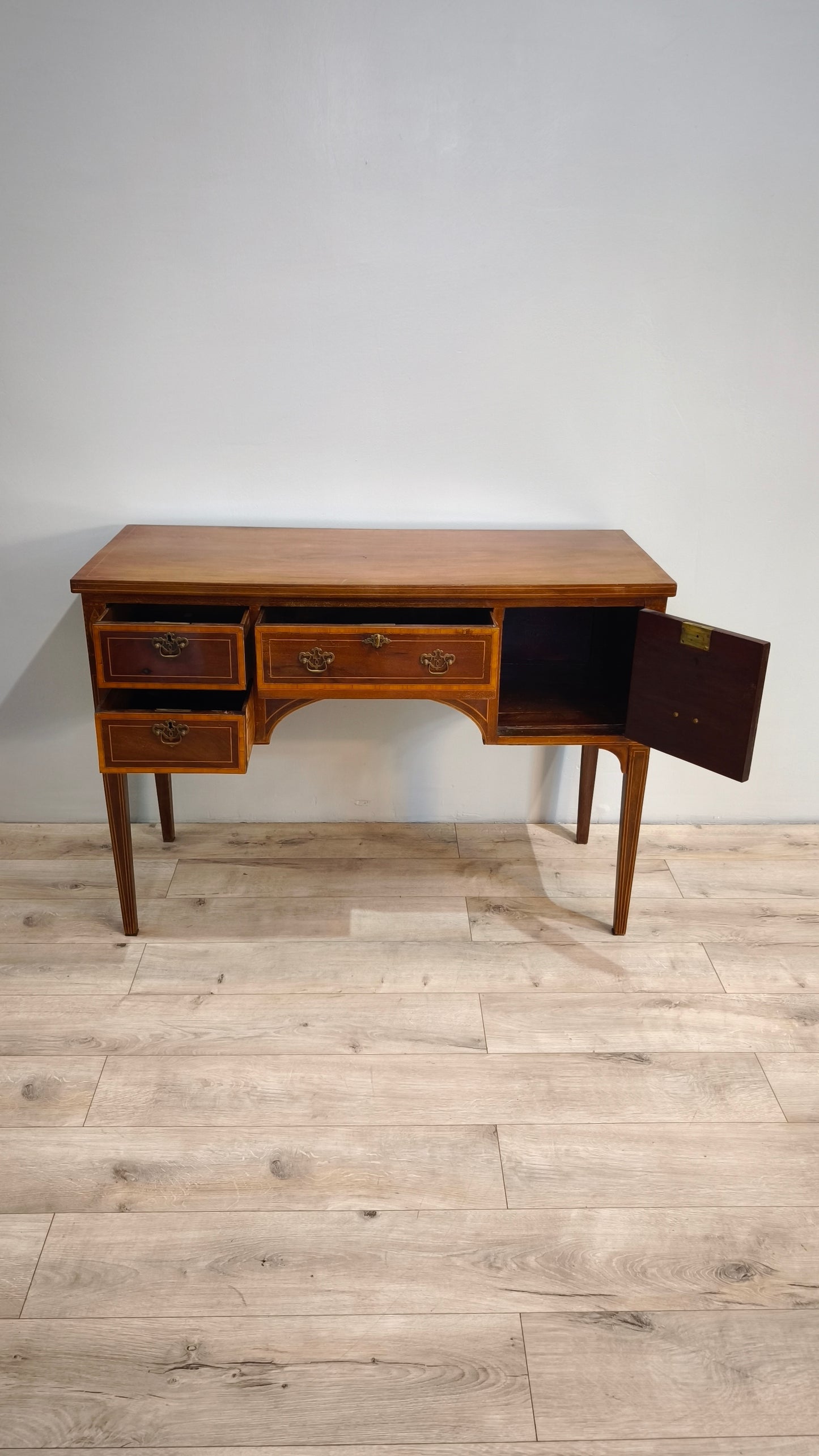 81814 Scrittoio in legno con intarsi