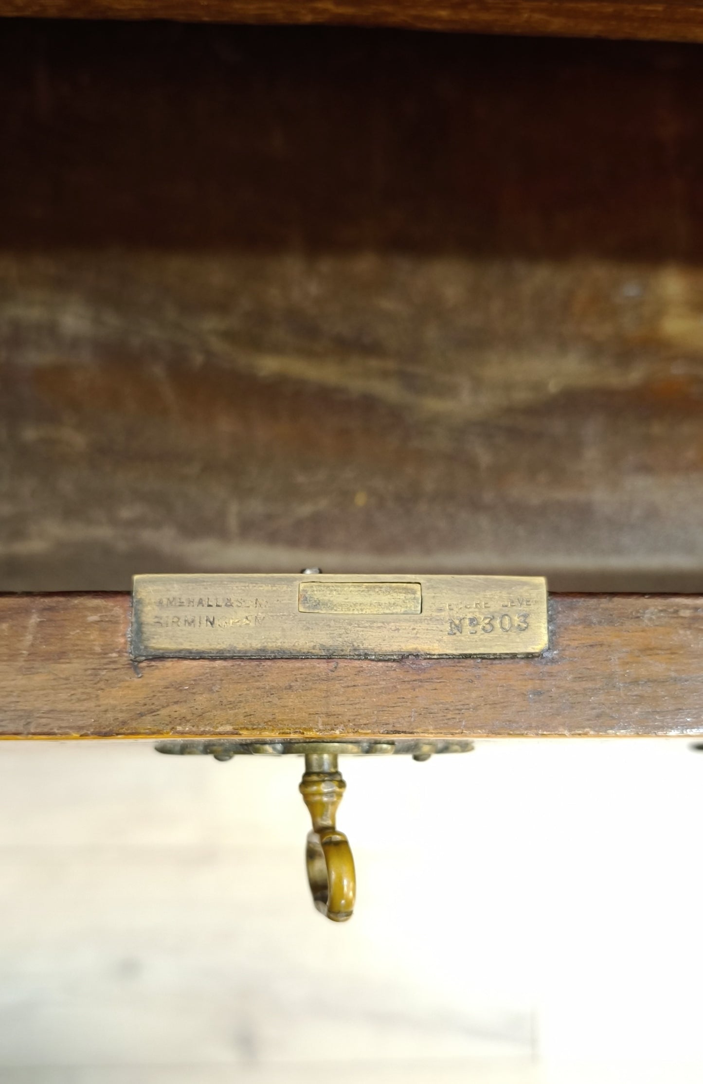 81814 Scrittoio in legno con intarsi