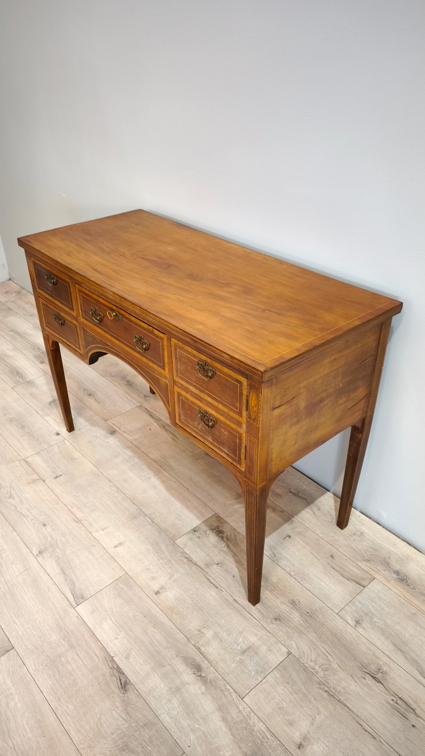 81814 Scrittoio in legno con intarsi