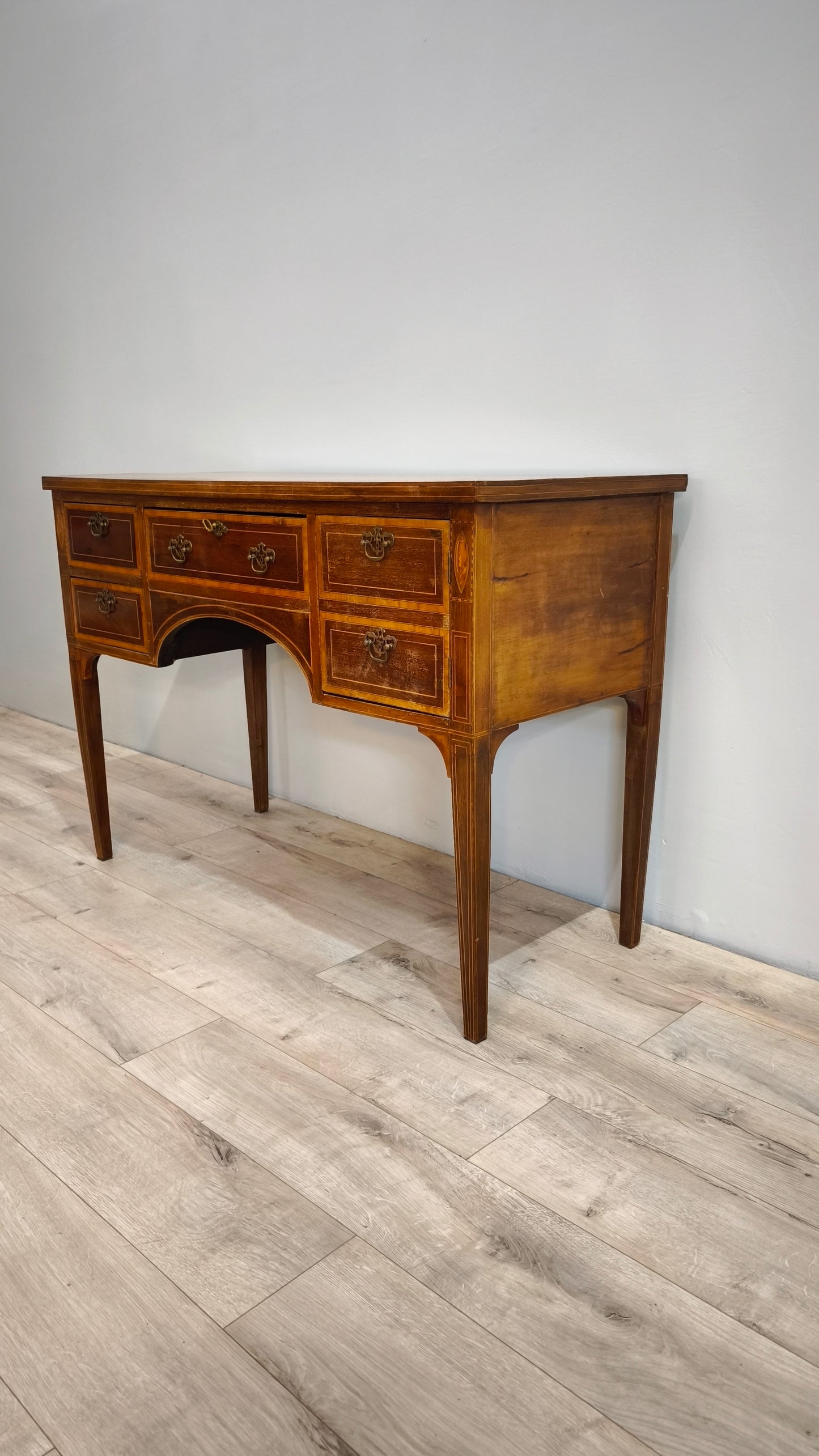 81814 Scrittoio in legno con intarsi