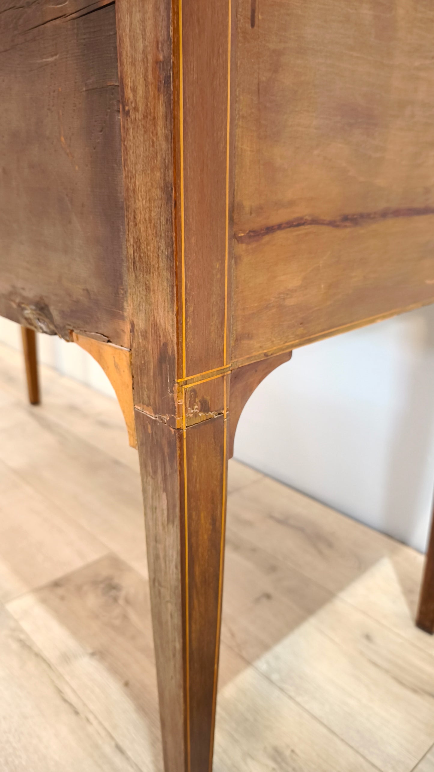 81814 Scrittoio in legno con intarsi