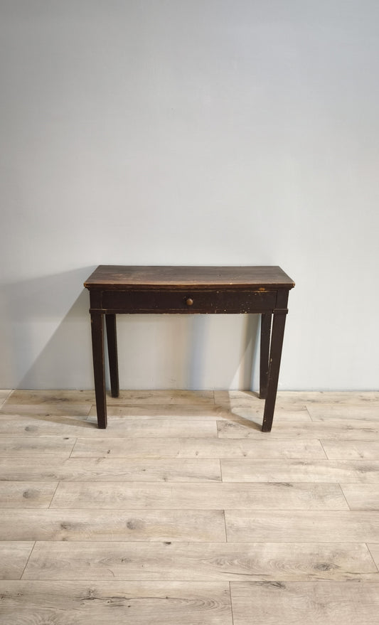 81811 Tavolo in legno scuro con cassetto