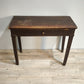 81811 Tavolo in legno scuro con cassetto