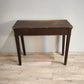 81811 Tavolo in legno scuro con cassetto