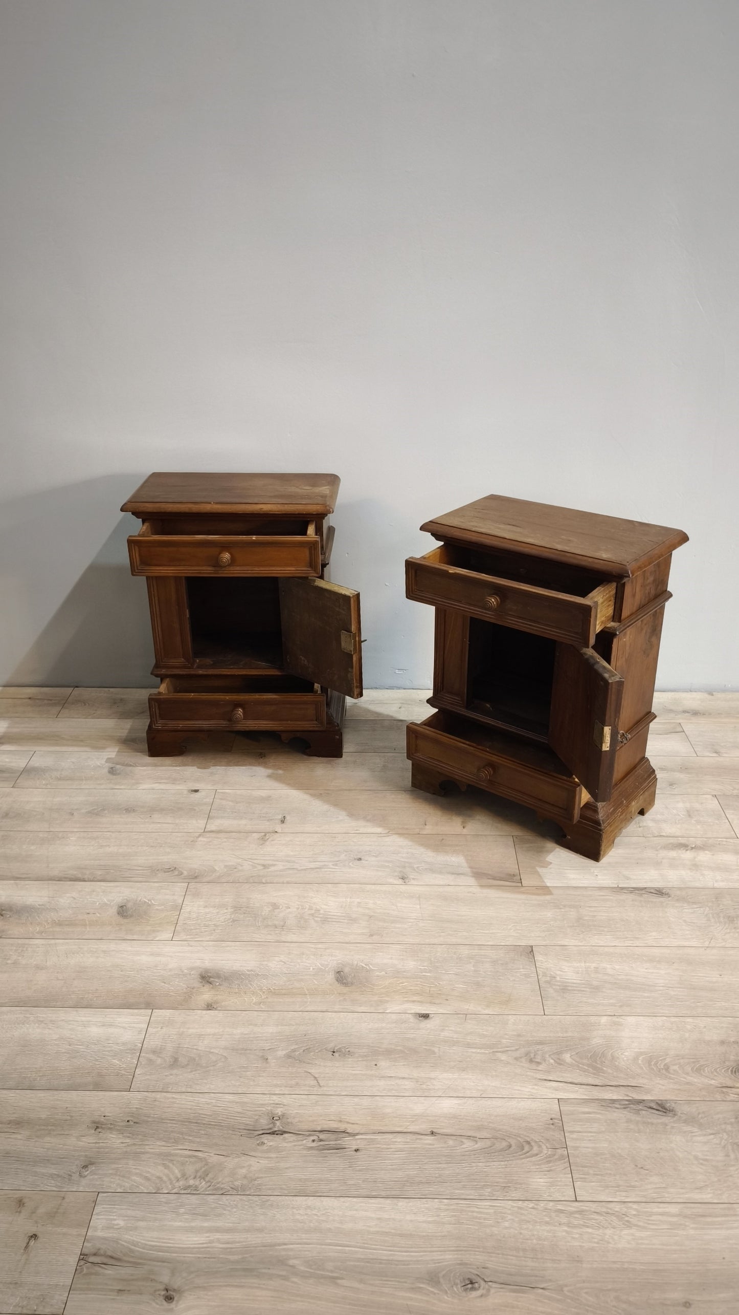 81810 Coppia di comodini in legno due cassetti e uno sportello