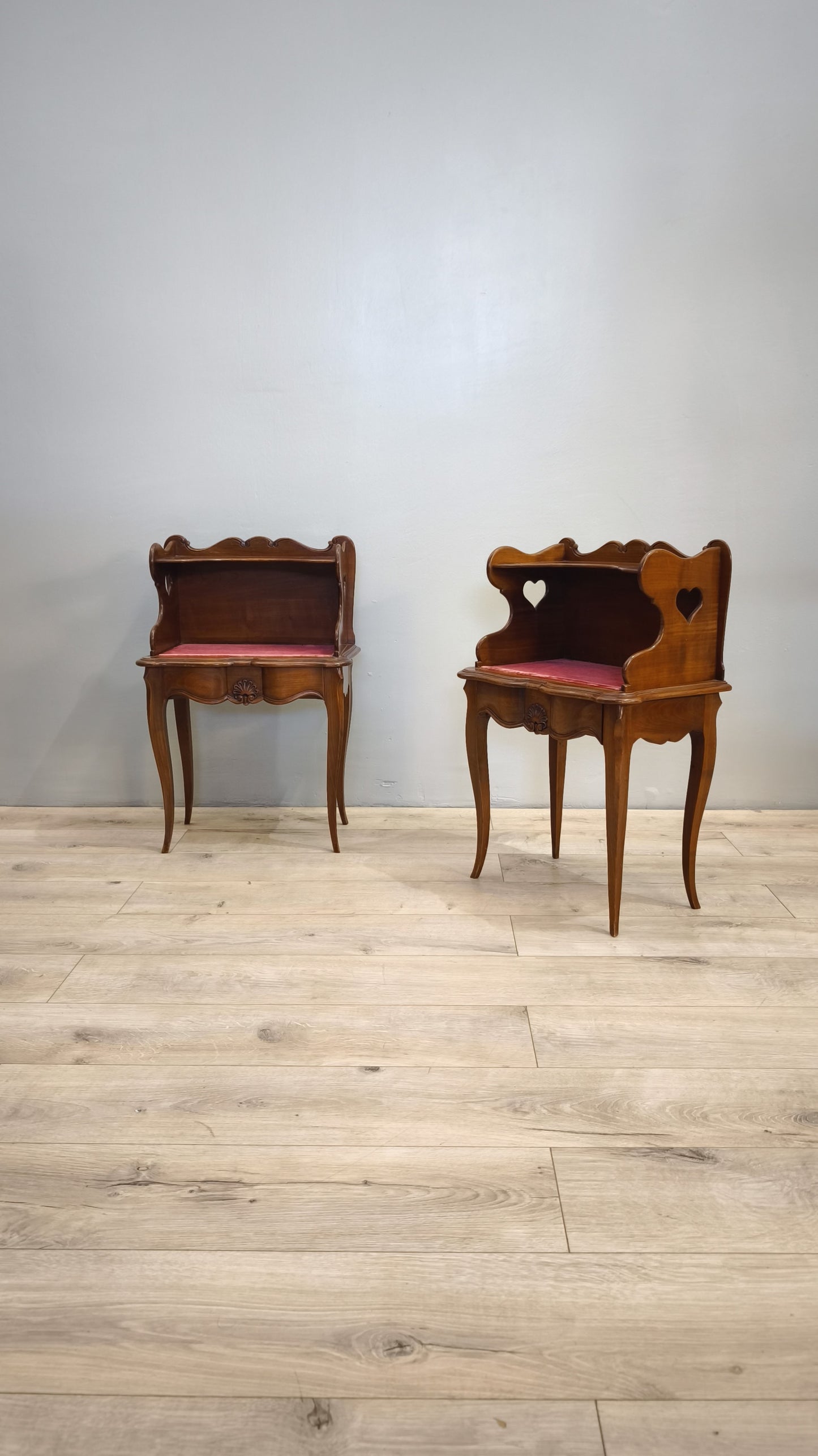 81820 Coppia di comodini in legno con piano in velluto