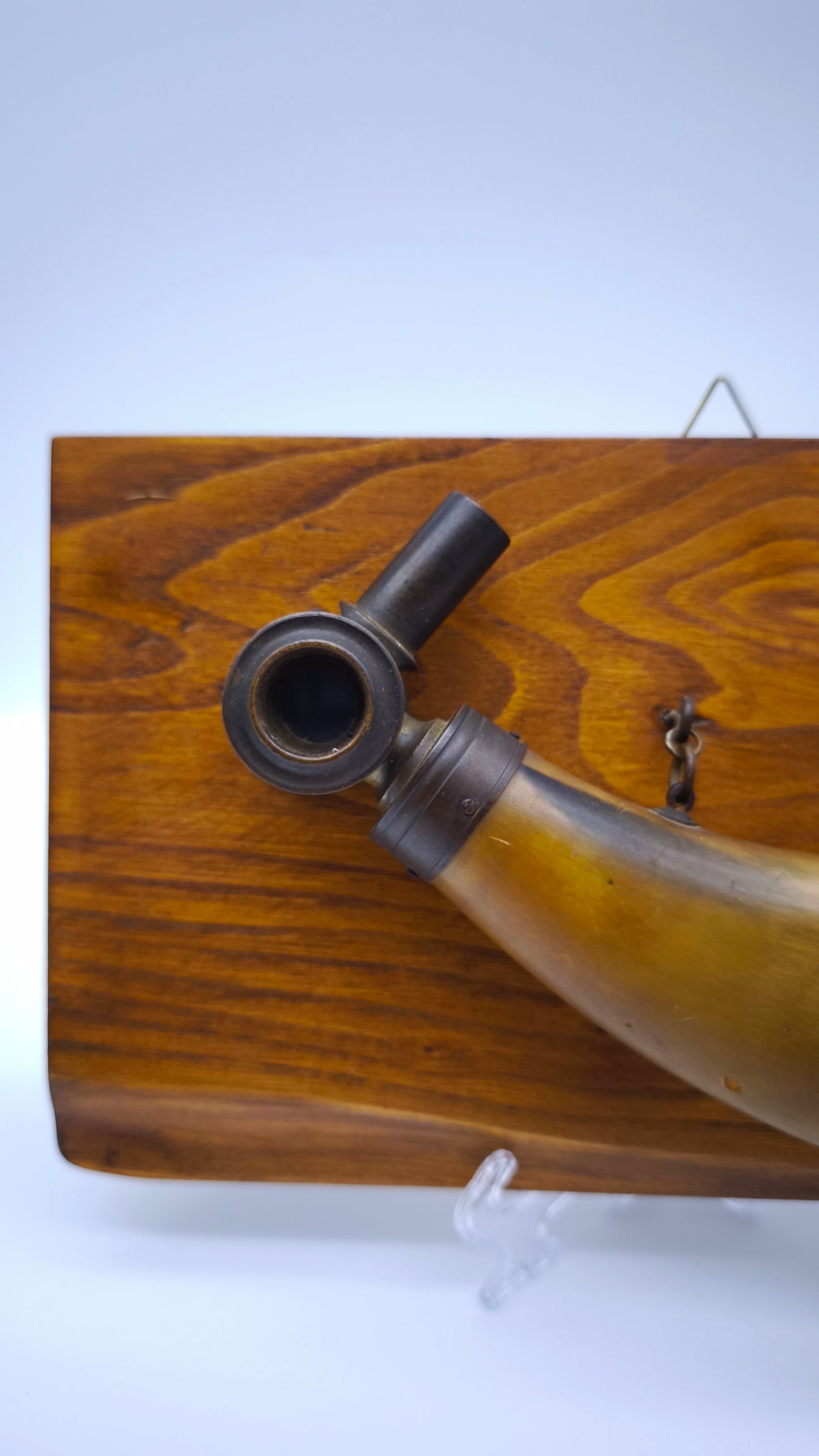 81776 Porta polvere da sparo su supporto in legno