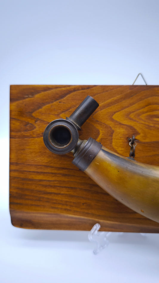 81776 Porta polvere da sparo su supporto in legno