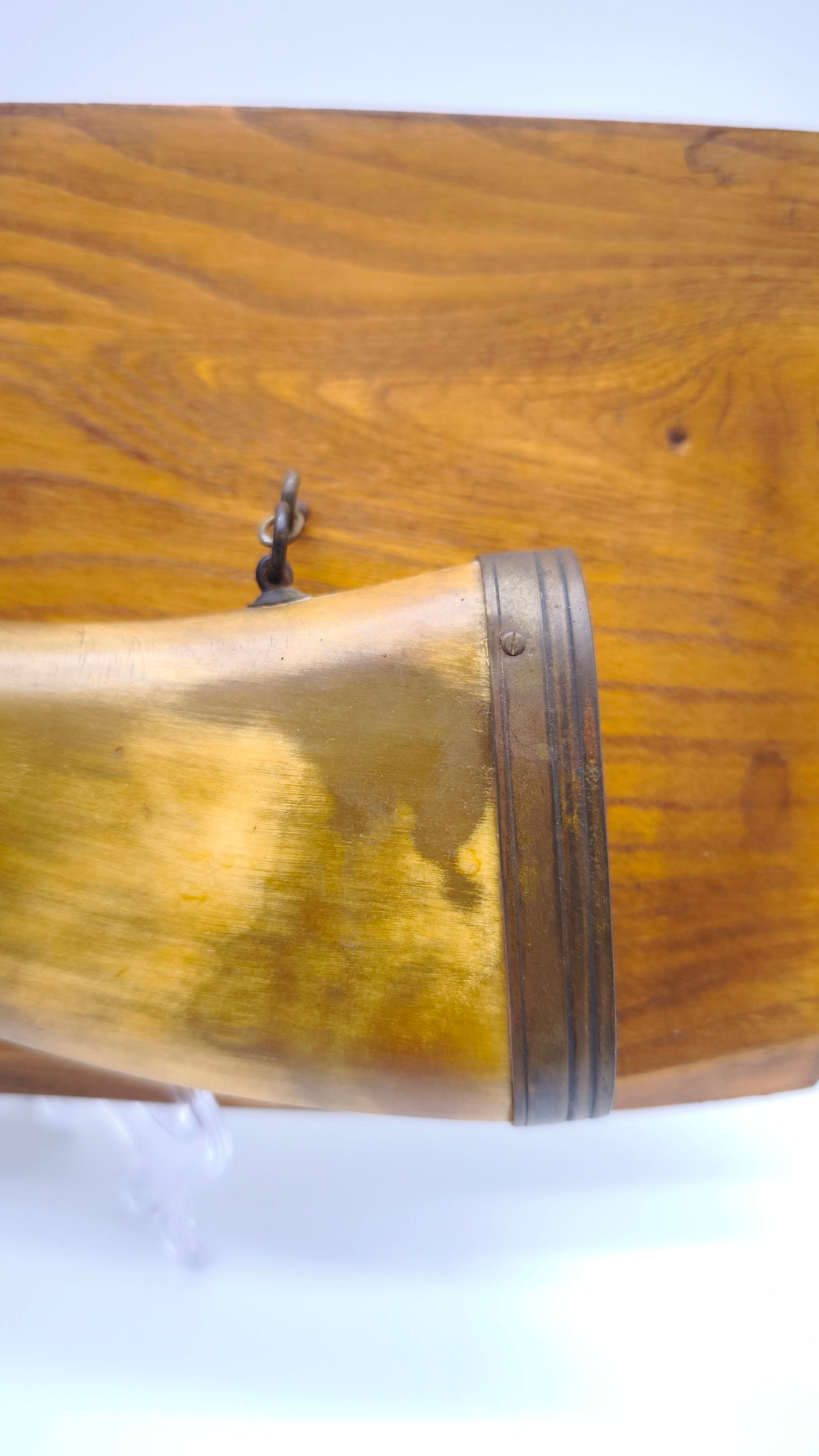 81776 Porta polvere da sparo su supporto in legno