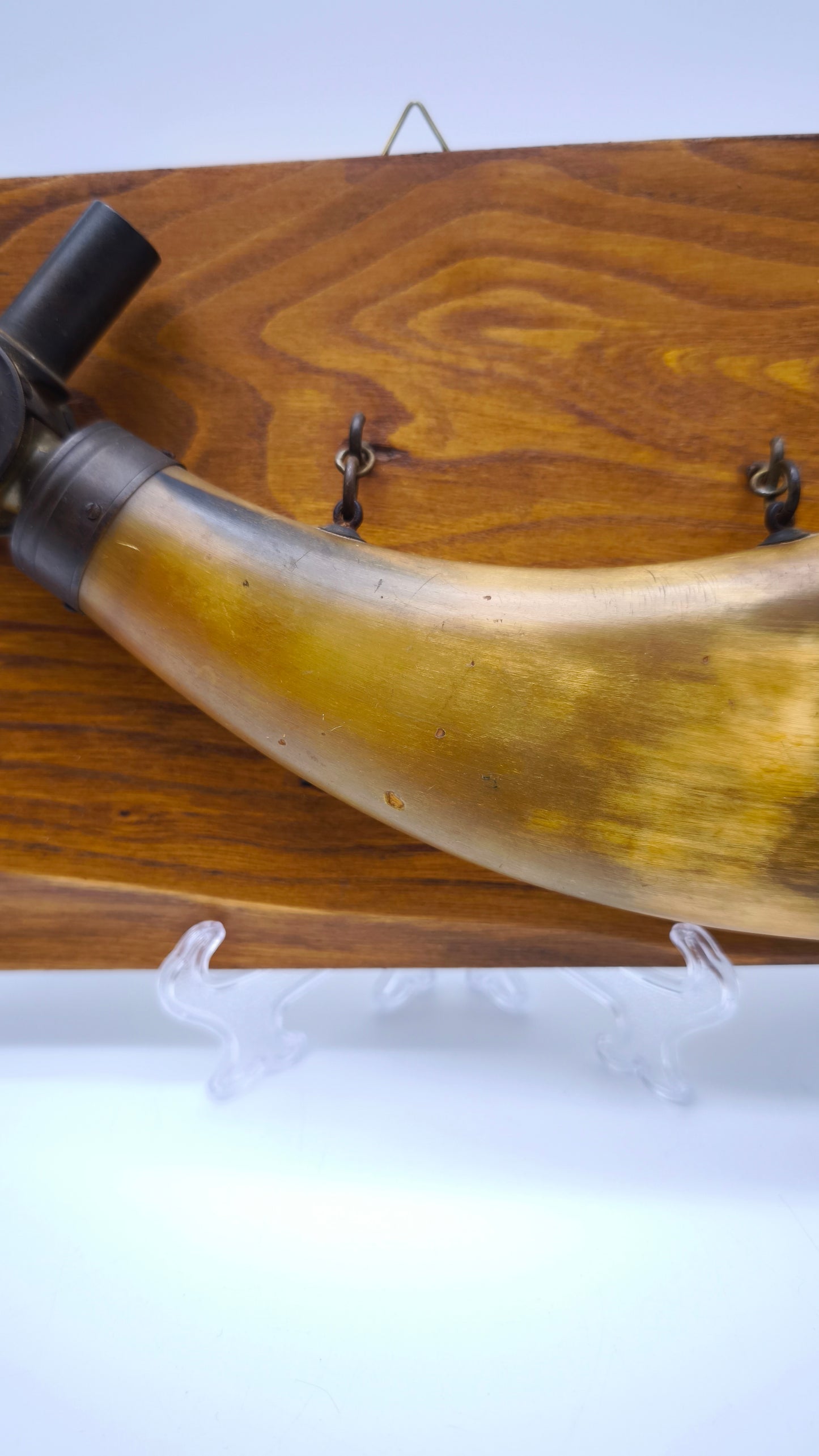 81776 Porta polvere da sparo su supporto in legno