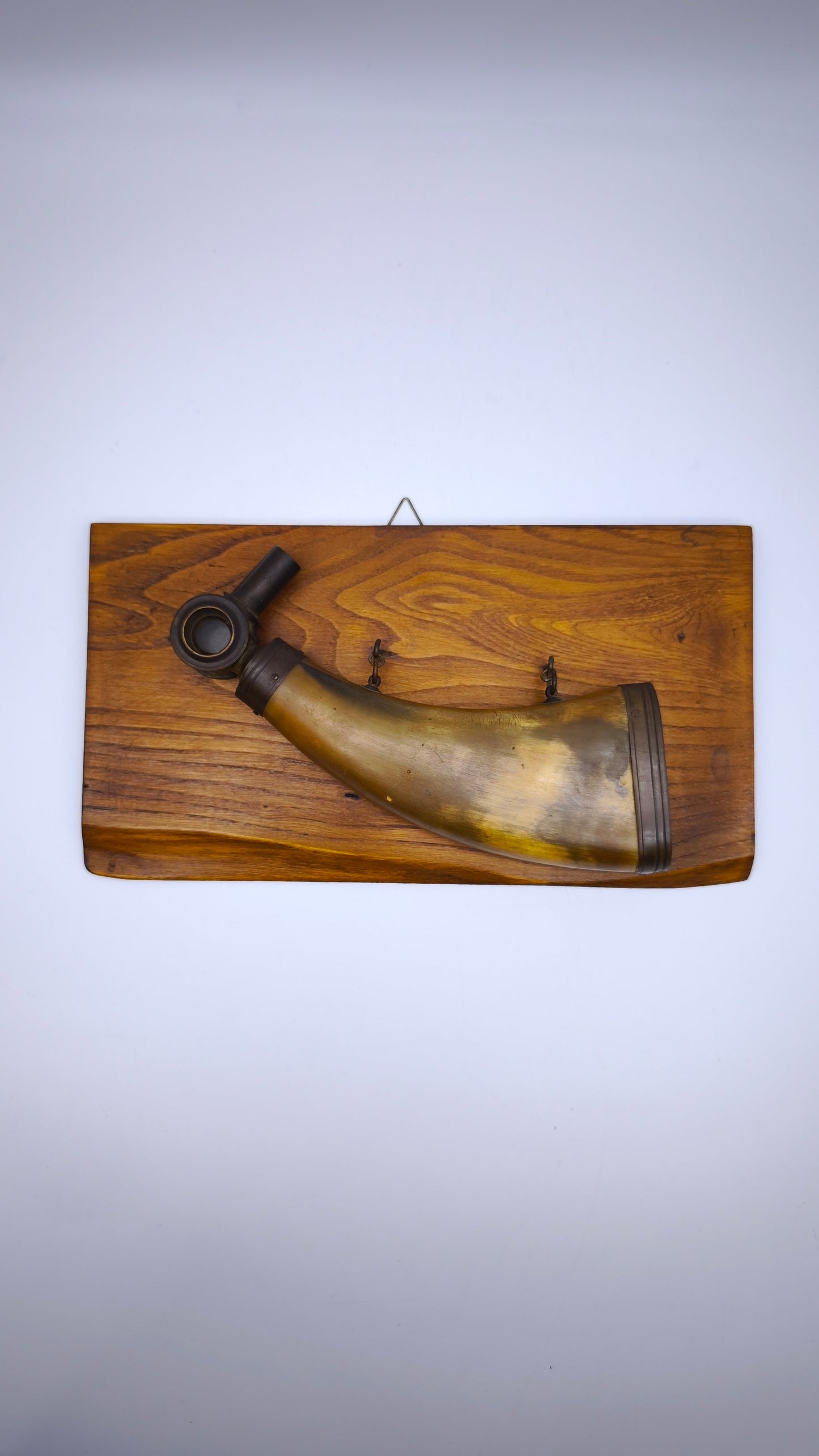 81776 Porta polvere da sparo su supporto in legno