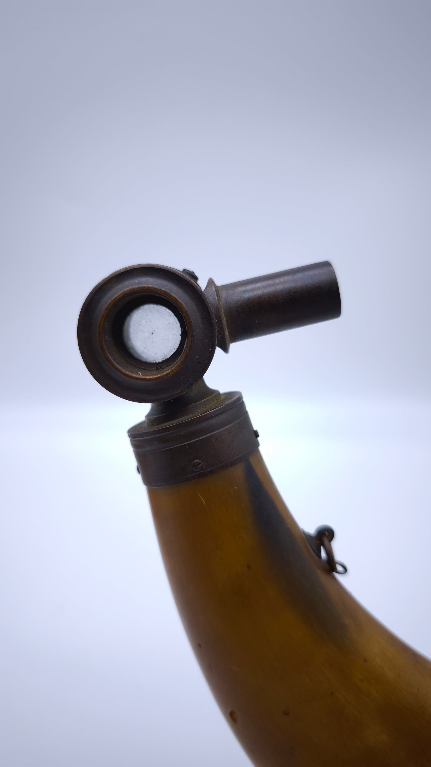 81776 Porta polvere da sparo su supporto in legno