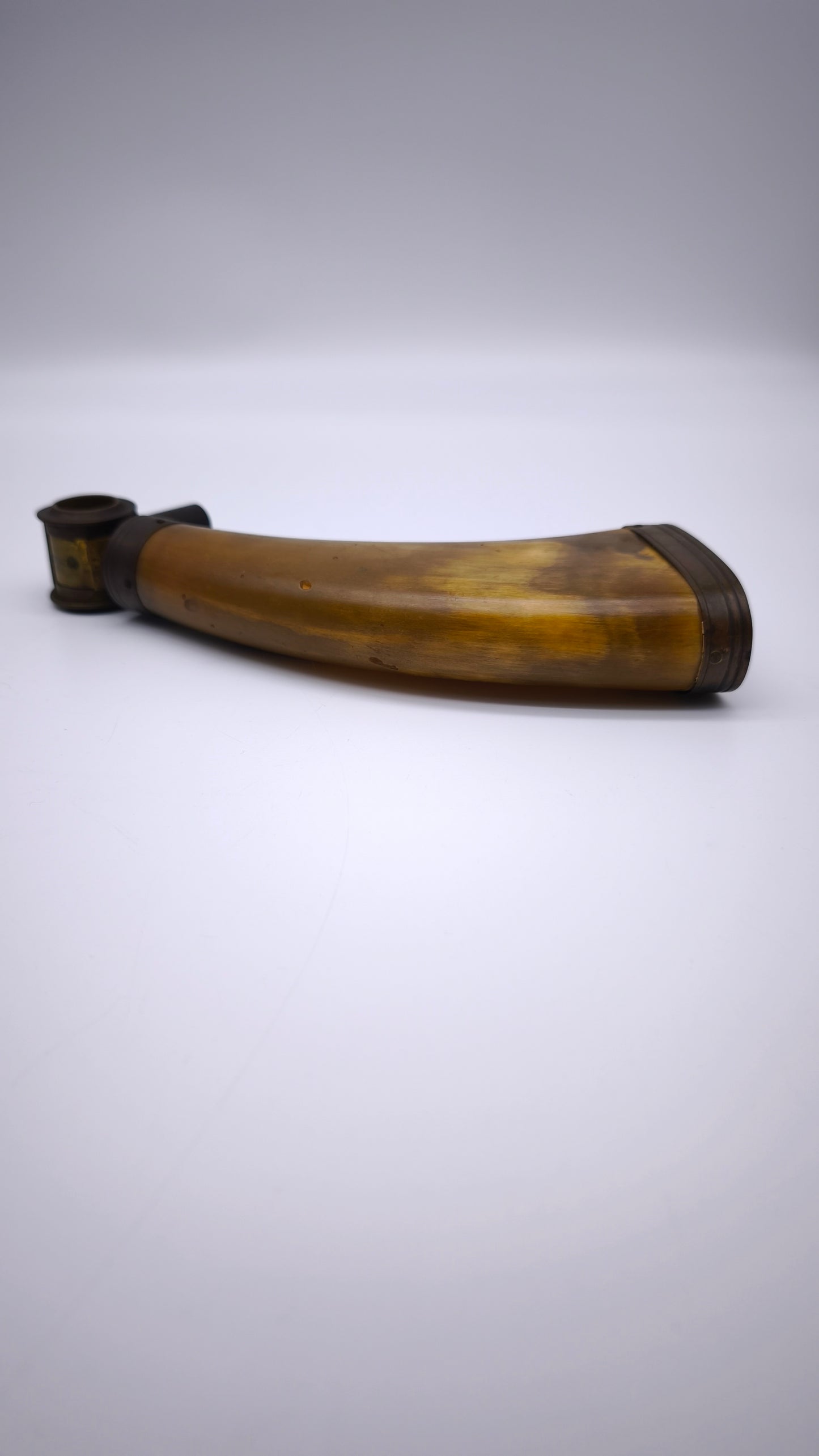 81776 Porta polvere da sparo su supporto in legno