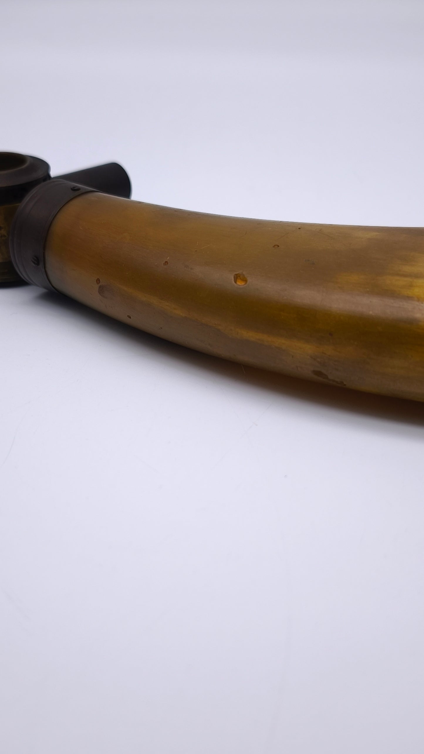 81776 Porta polvere da sparo su supporto in legno