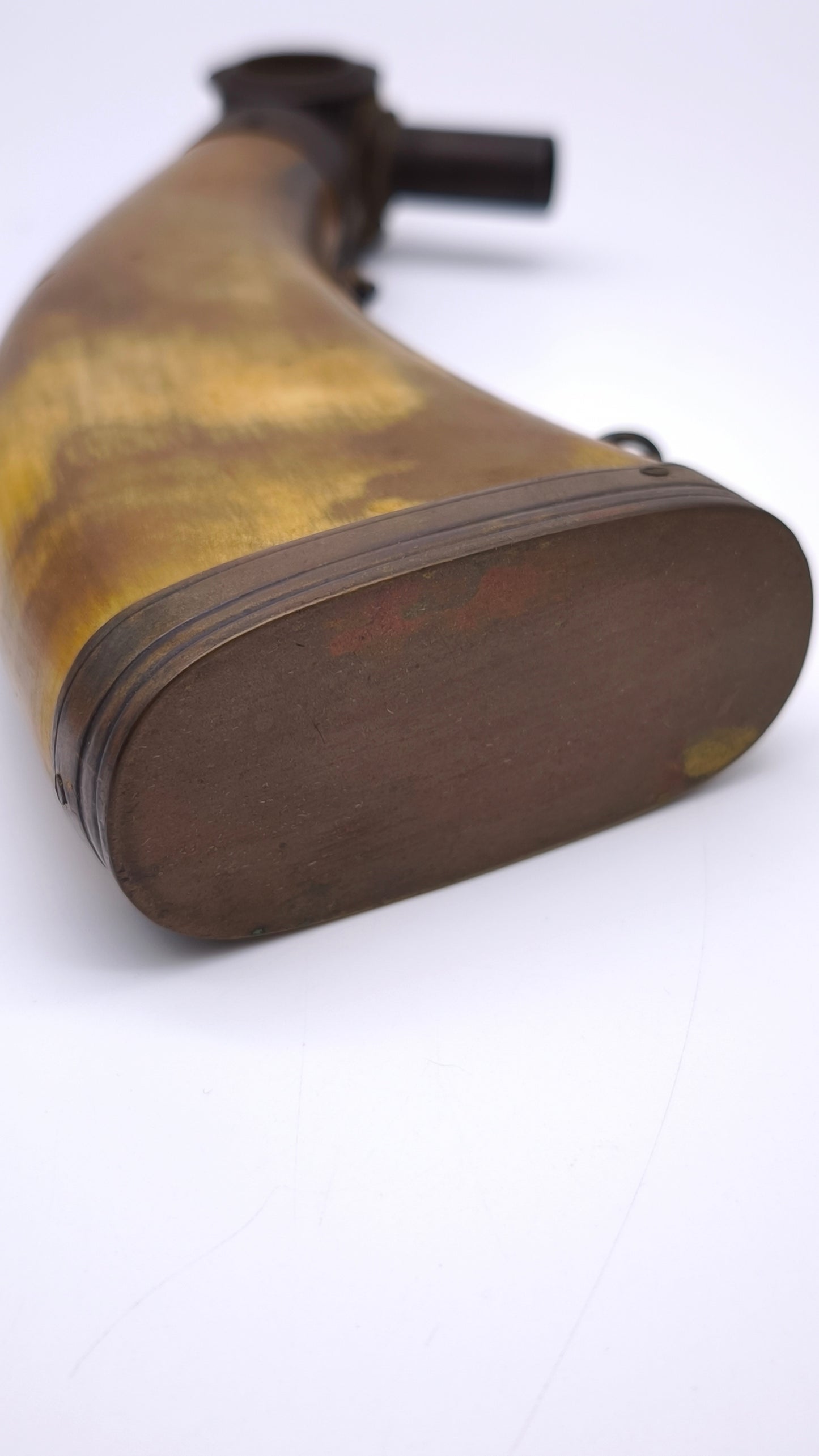 81776 Porta polvere da sparo su supporto in legno