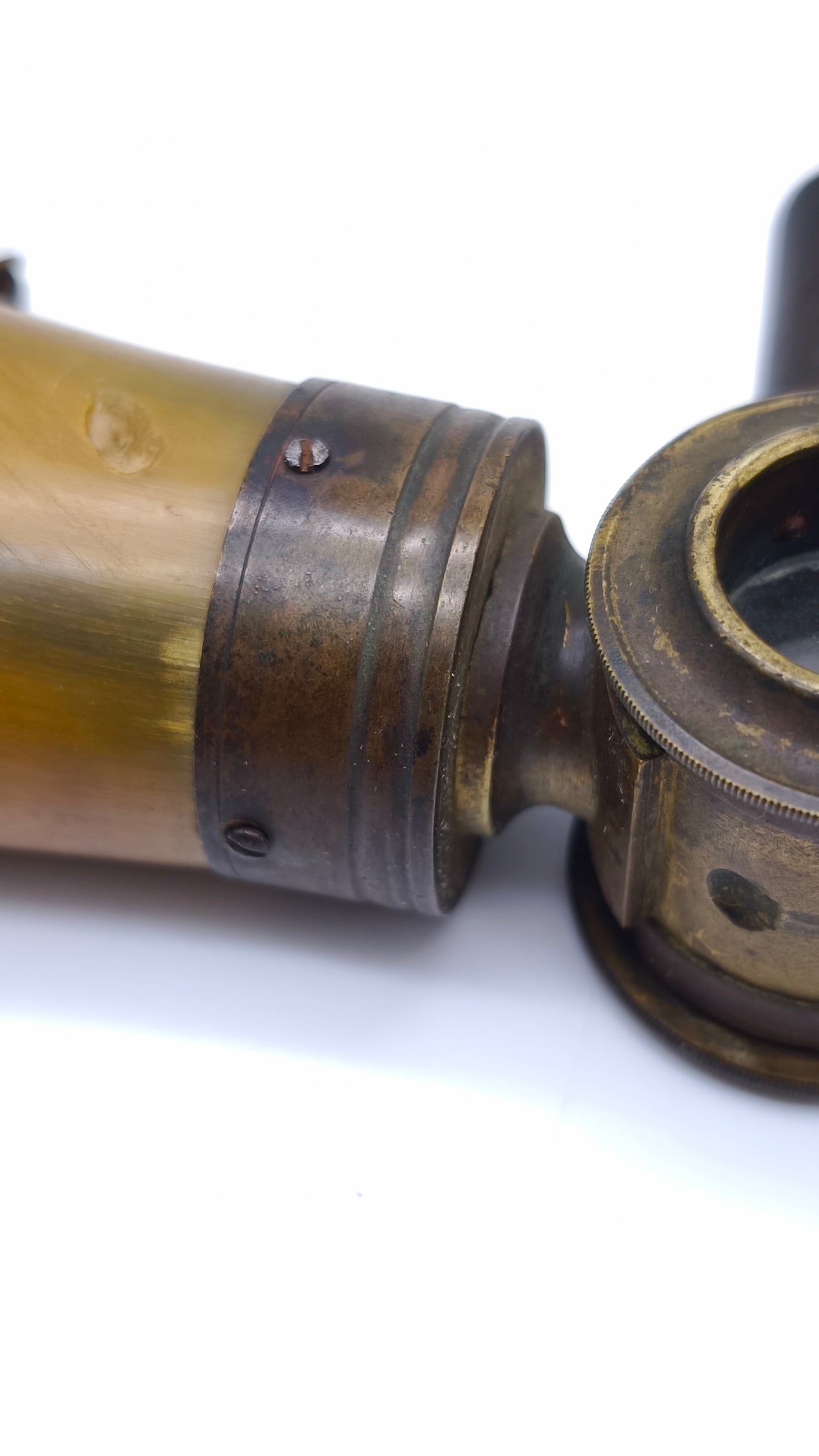 81776 Porta polvere da sparo su supporto in legno